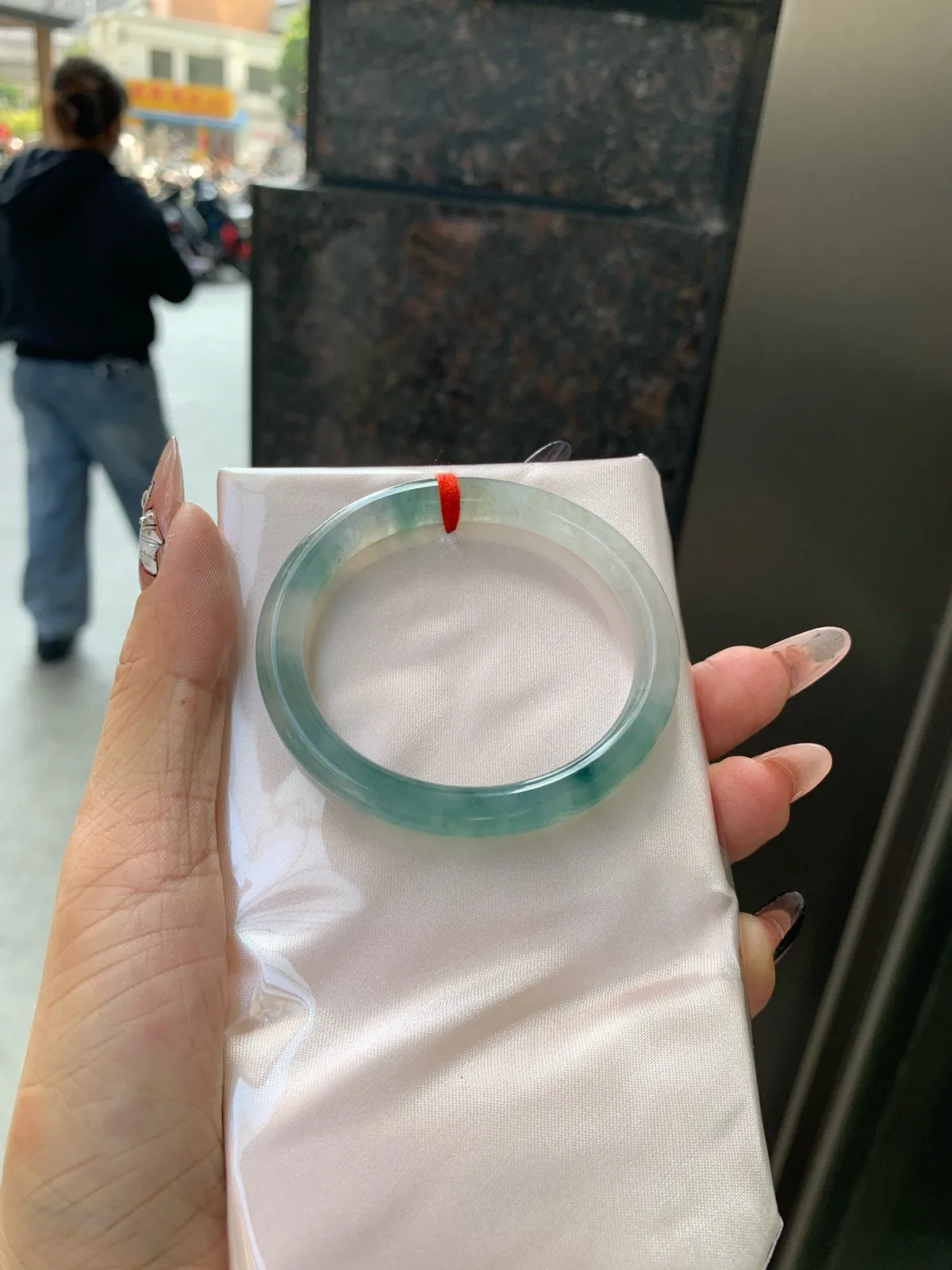 冰飘花贵妃
51-44.5-7-7
打灯小细纹，不影响，底妆冰透，胶润细腻，蓝花灵动飘逸，勾勒出一幅唯美诗意的山水意境画，古典优雅又秀气