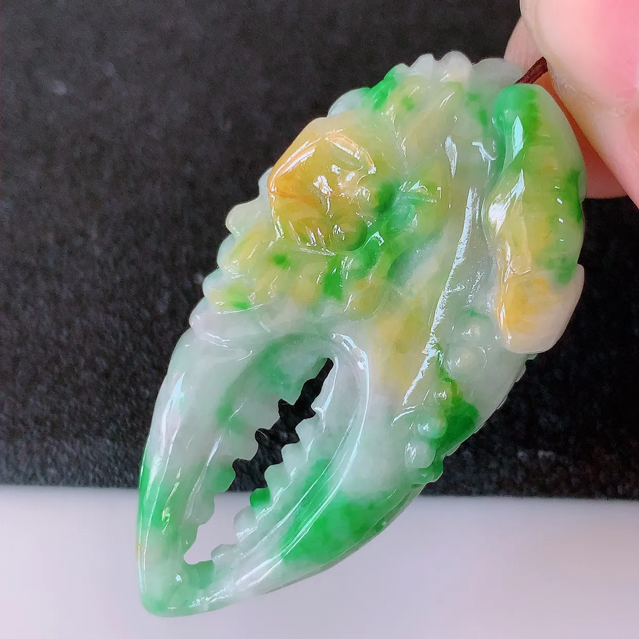 自然光实拍，特色冰润黄加绿翡翠八方来财吊坠，种老水足，雕工精湛 ，寓意美好，佩戴时尚出众！#60.7