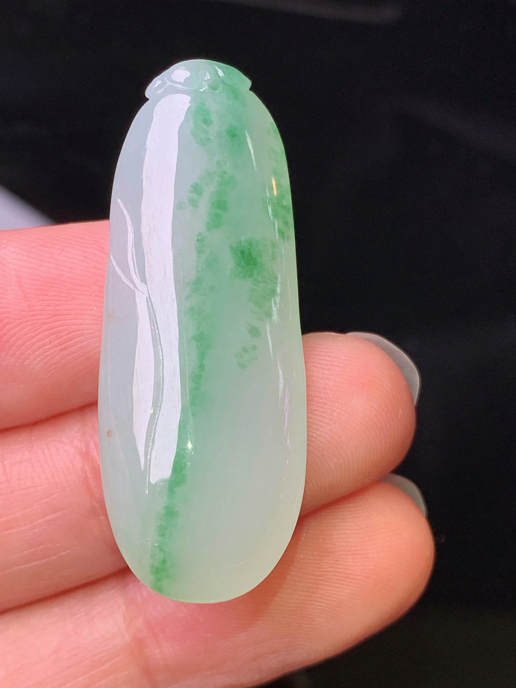 飘绿福瓜吊坠 玉质细腻 色泽艳丽清新 整体尺寸38.5*14.5* 8.5