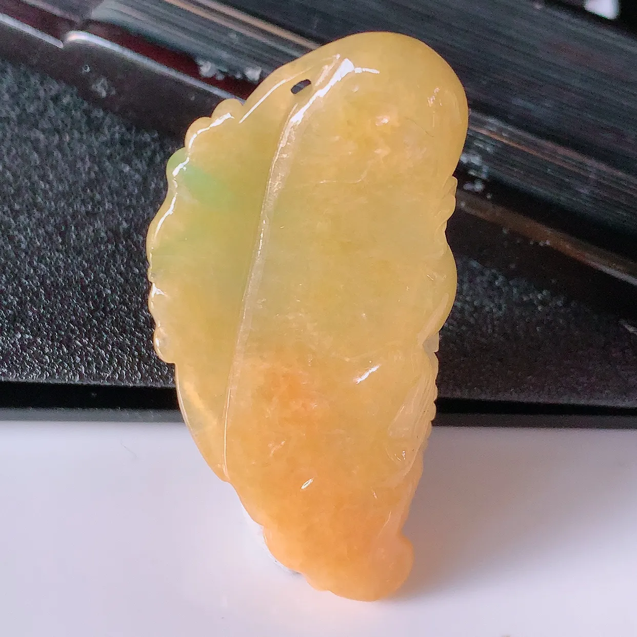 自然光实拍，冰润黄加绿翡翠招财财神爷吊坠，种老水足，雕工精湛 ，寓意美好，佩戴时尚出众！#89.10