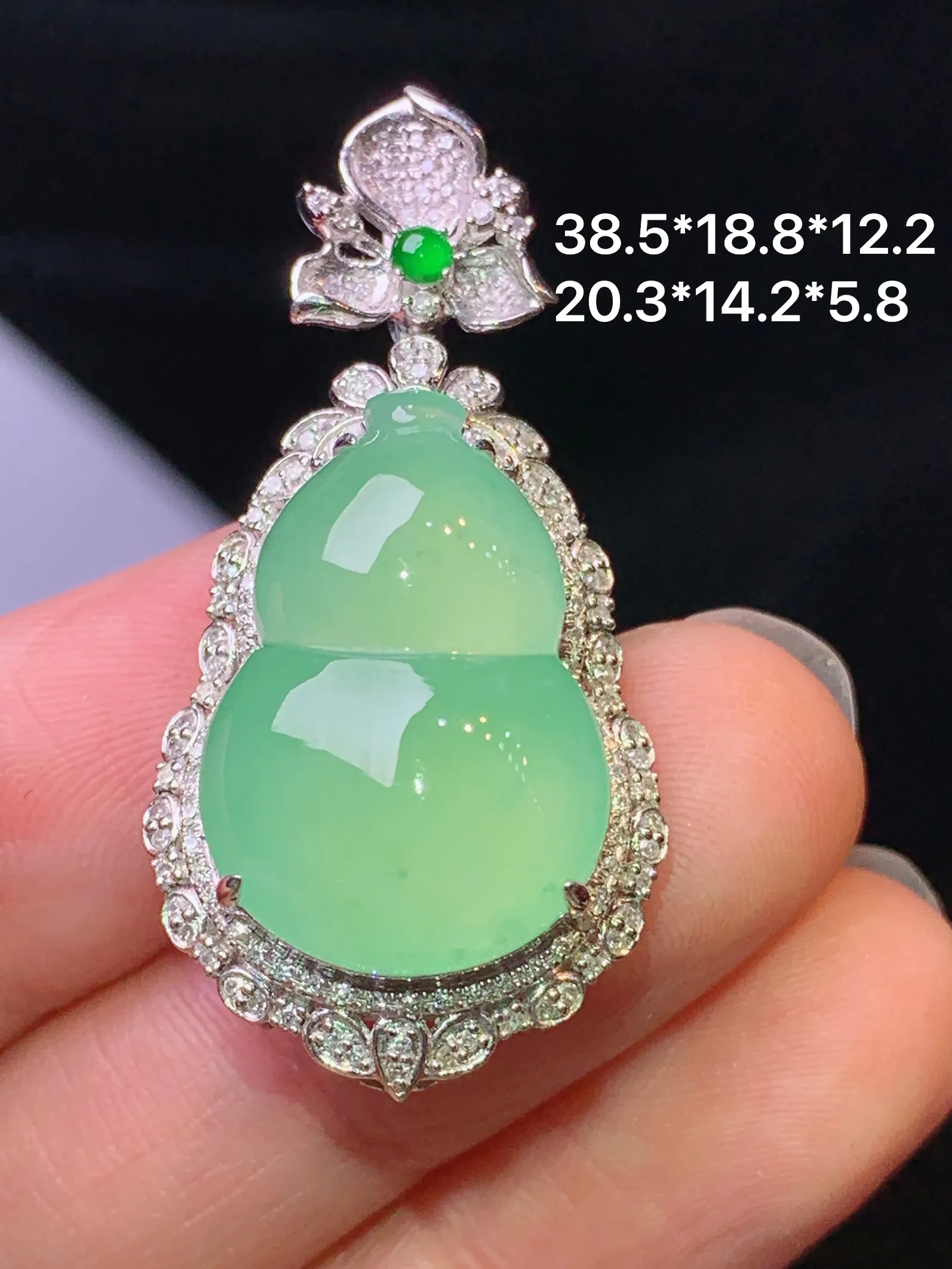 18k金钻镶嵌淡绿葫芦吊坠 玉质细腻 色泽艳丽清新 整体尺寸38.5*18.8*12.2