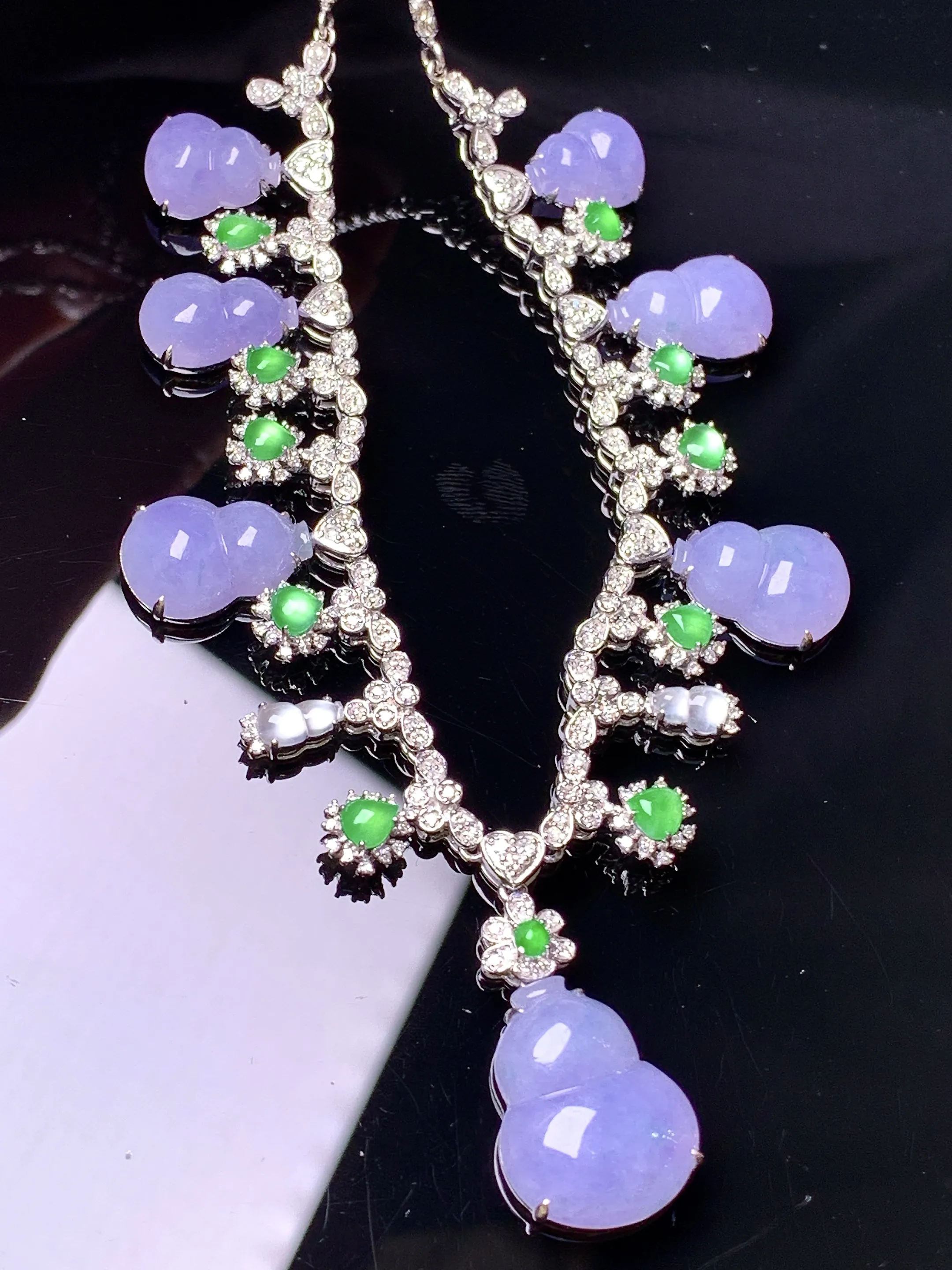 18k金钻镶嵌紫罗兰葫芦项链 玉质细腻 色泽艳丽清新 整体尺寸15.6*12.5*3.9