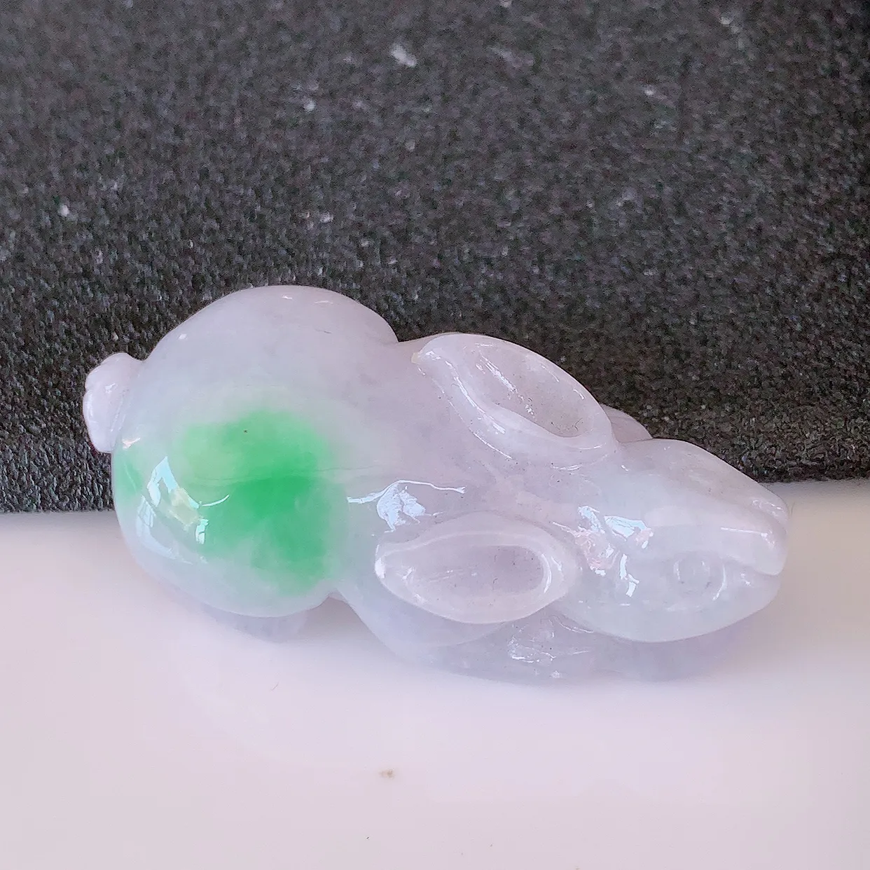 自然光实拍，冰润飘绿翡翠生肖玉兔吊坠，翠色灵动，佩戴效果时尚出众，尽显气质，玉质细腻，美感十足。#87.7