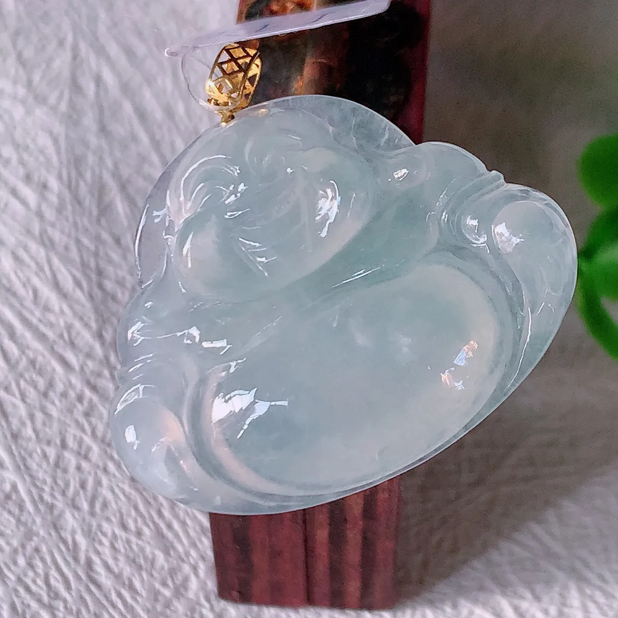 自然光实拍，18K金镶嵌冰种翡翠佛公吊坠，冰透饱满， 佛公亦保平安，寓意有福（佛公）相伴，品相佳，配戴优雅迷人！#49.10整体29.5裸石31.5*24.5*6.2