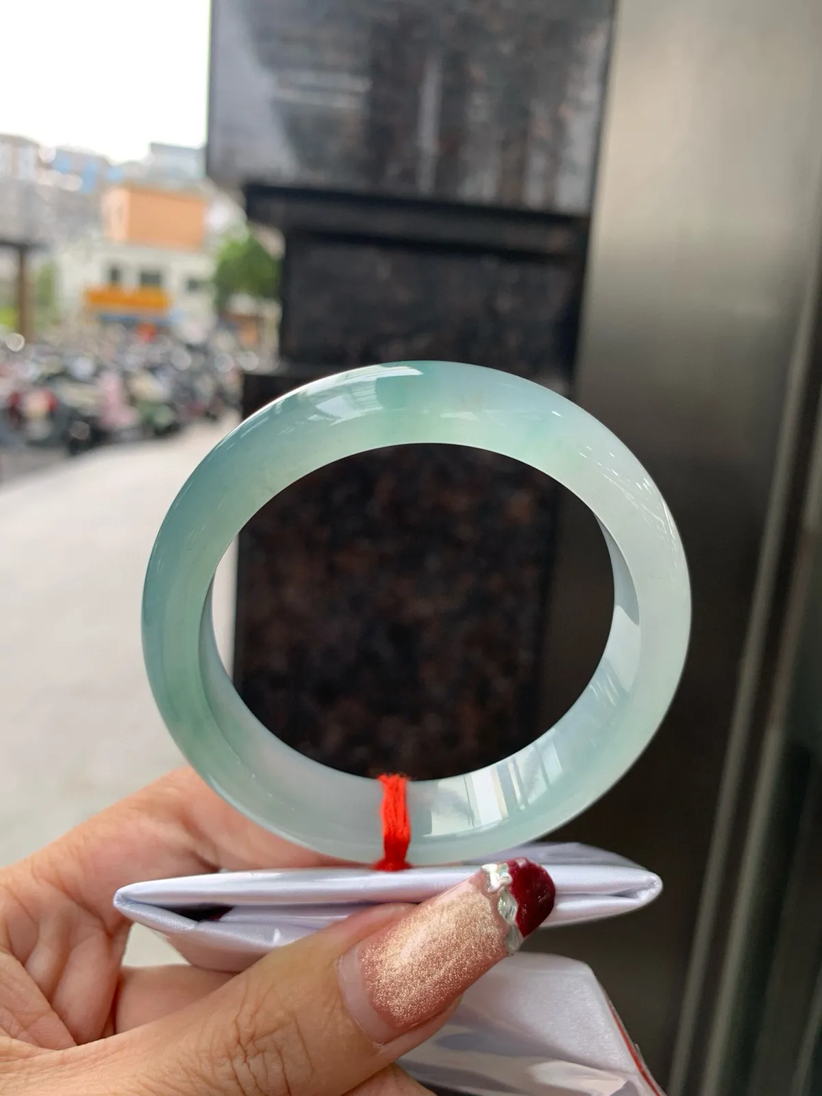 冰蓝正圈
57.3-8.3-13.8
完美，底妆冰透，千变万化的冰晴蓝底色，拥有海的颜色，却散发着星空的光芒，这是一只来自冰川蓝的清冷气质仙女镯。