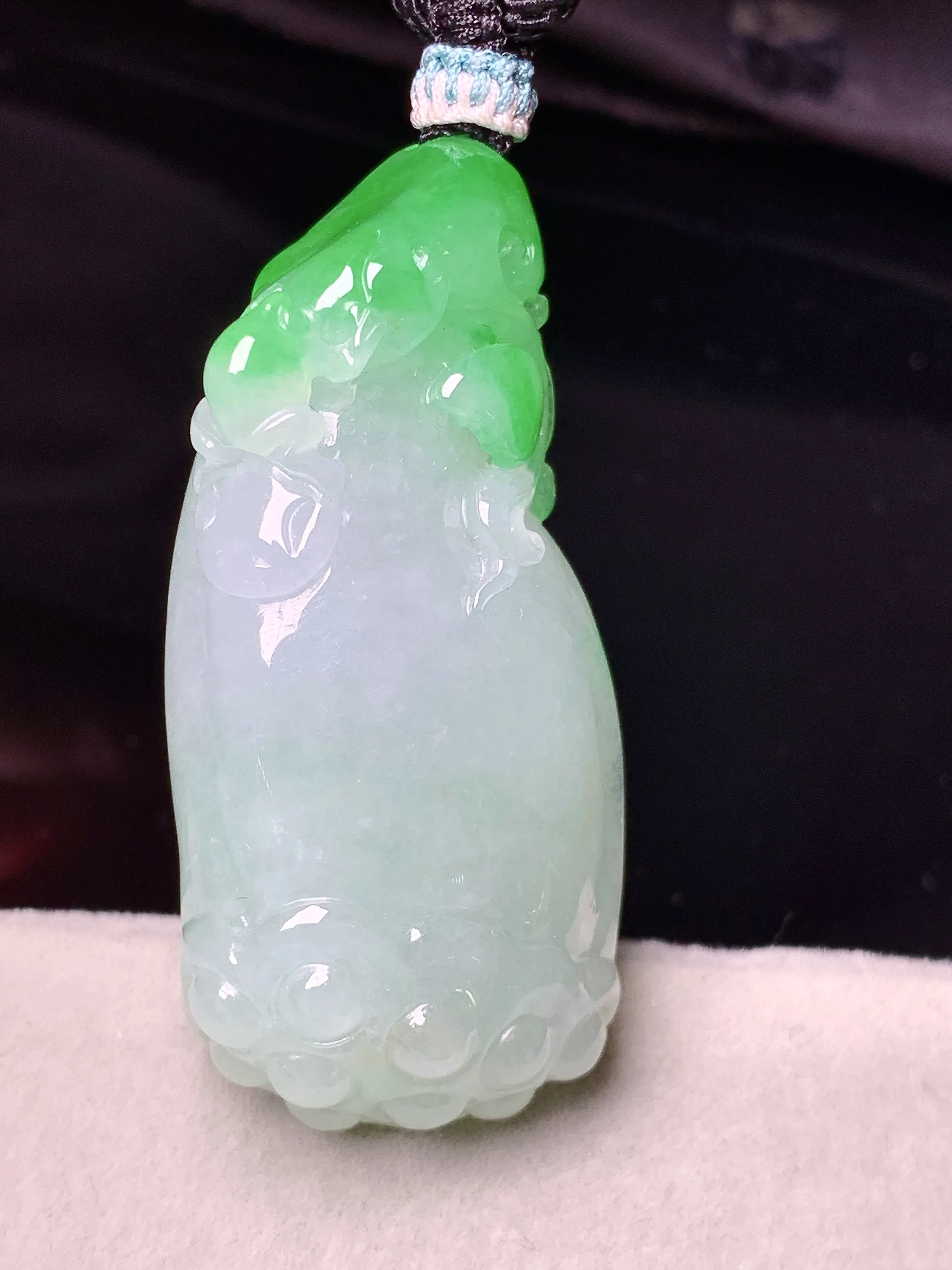 飘绿莲蓬吊坠 玉质细腻 色泽艳丽清新 整体尺寸45.5*22.2*9.7