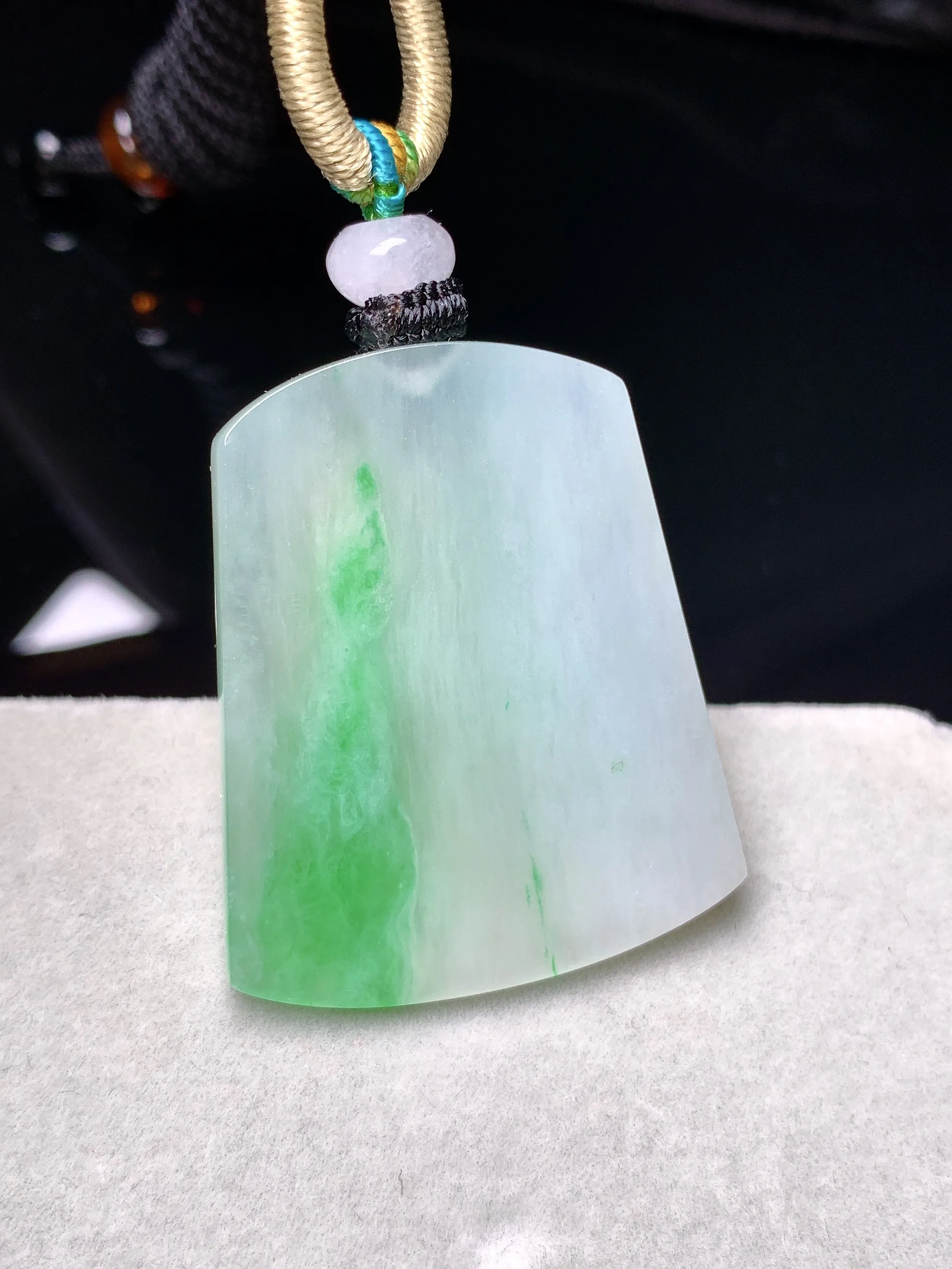 飘绿无事牌吊坠 玉质细腻 色泽艳丽清新 整体尺寸34.8*29.2*5.2