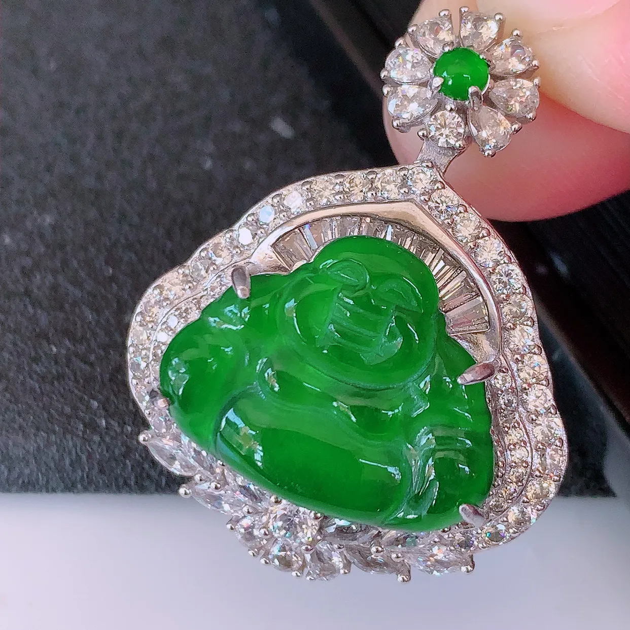 冰透满绿翡翠925银镶嵌佛公吊坠，自然光实拍，翠色灵动，颜色漂亮，种老水足，品相佳，佩戴佳品！#97.7整体34.5*26.5*12.5裸石19.5*15.5