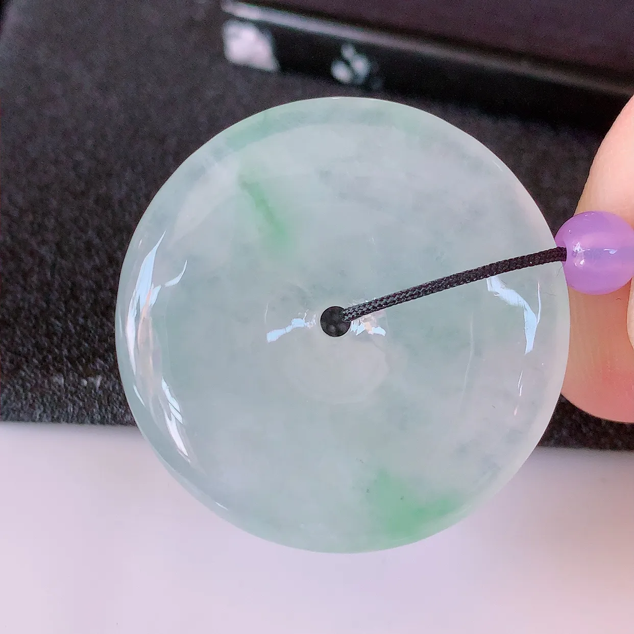 自然光实拍，冰种飘绿翡翠平安扣吊坠，玉扣，平安是福；冰透很美的料子，平安扣佩戴优雅迷人！#41.7