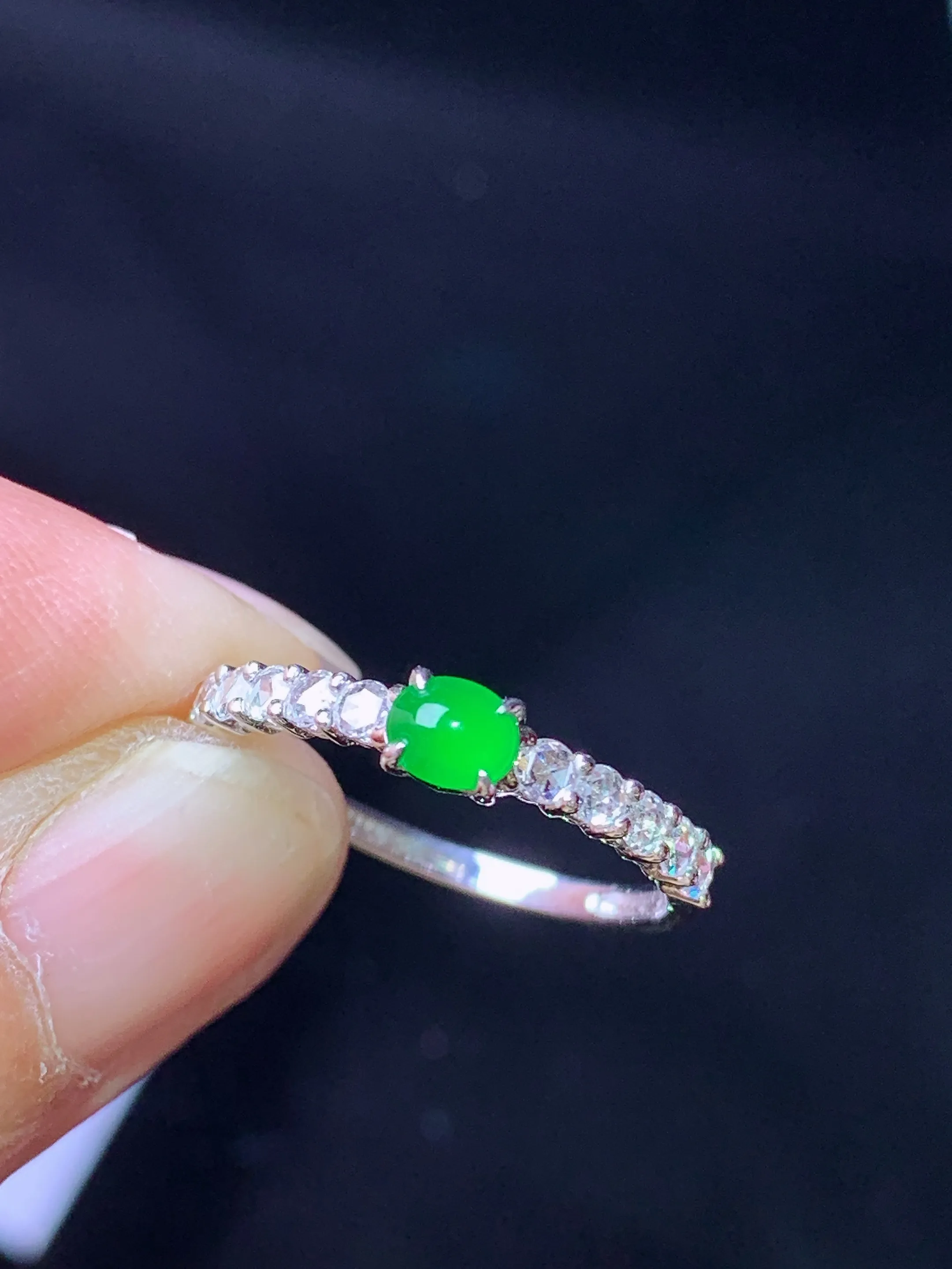 18k金莫桑钻镶嵌蛋面戒指 玉质细腻 色泽艳丽清新 圈口12 裸石尺寸3.5*4*2