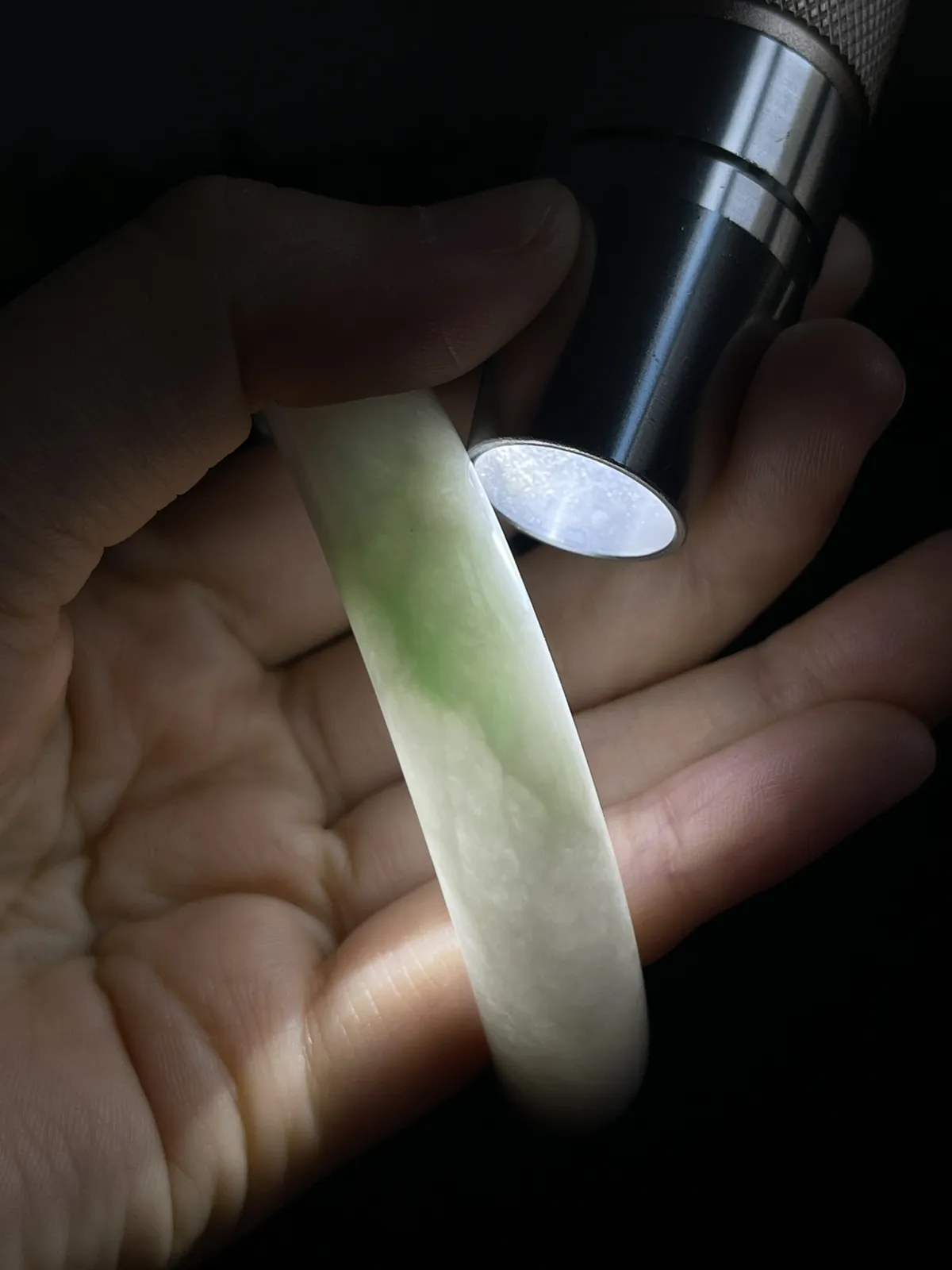 翡翠手镯，种老肉细，飘一片阳绿阳，上手仙气飘飘，非常漂亮