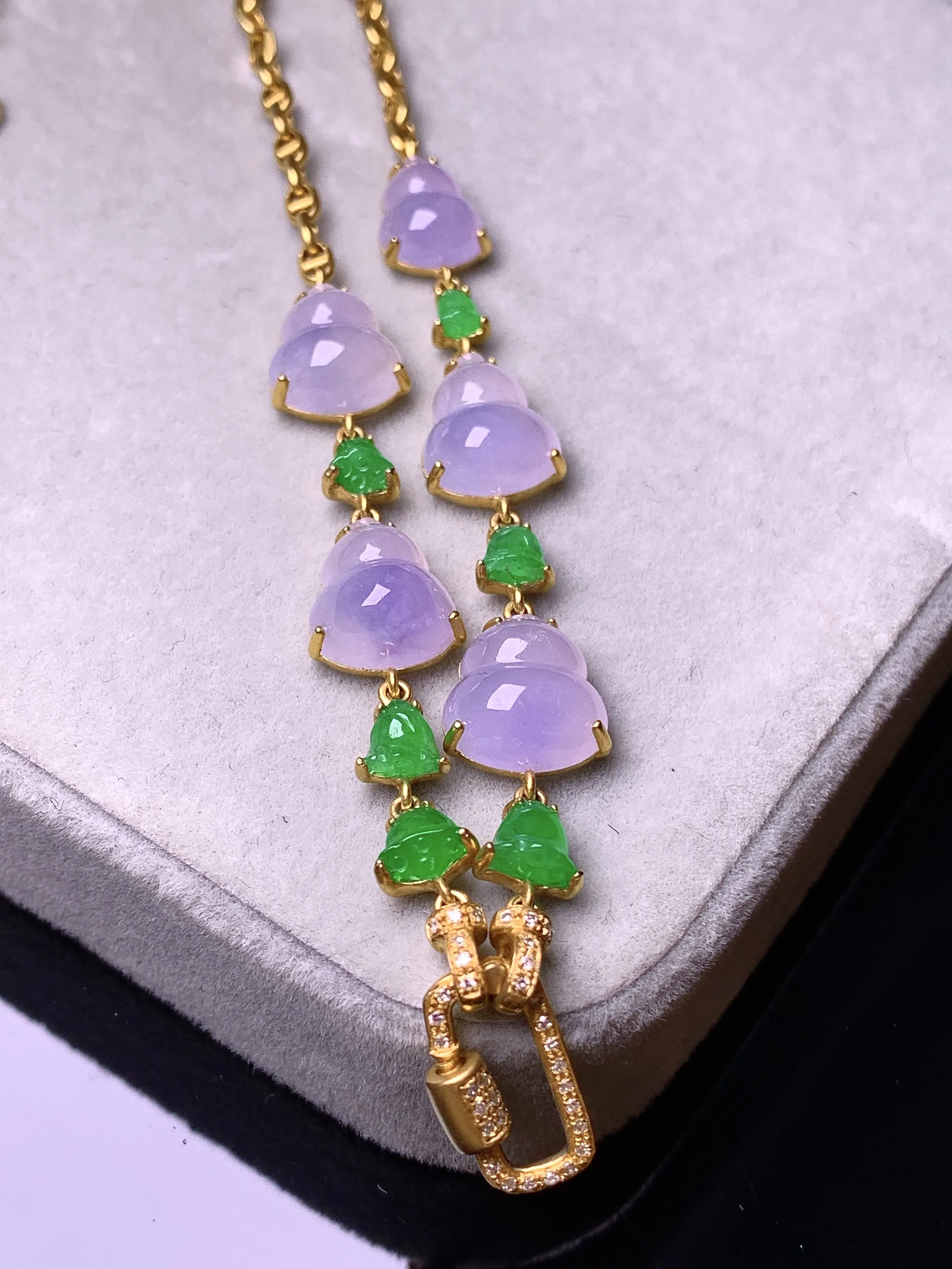18k金钻镶嵌淡紫罗兰葫芦水滴多用项链吊坠 玉质细腻 色泽艳丽清新 整体尺寸25.2*10.6*8.2