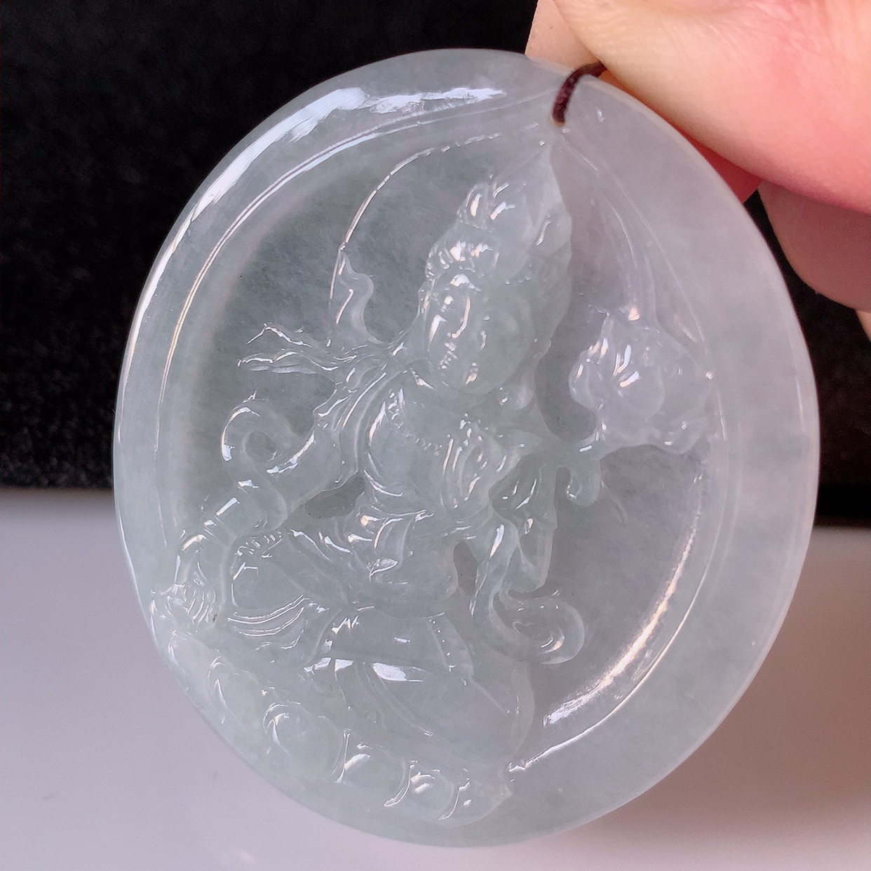 自然光实拍，冰种翡翠莲花观音菩萨吊坠，赐福观音，玉润通透，慈祥端庄！#05.10