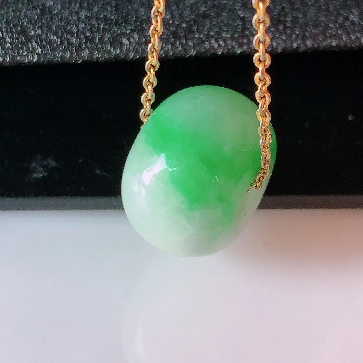 自然光实拍，冰润飘绿翡翠路路通吊坠，寓意好运连连，路路畅通，经典款式，财运滚滚，路路通，佩戴效果更好！配图银链子#05.10