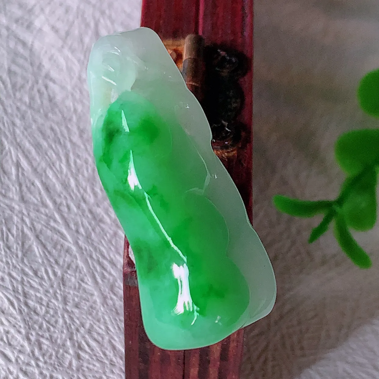 自然光实拍，冰润飘绿翡翠如意吊坠，玉坠百搭又精致，寓意着吉祥，事事如意！#47.10