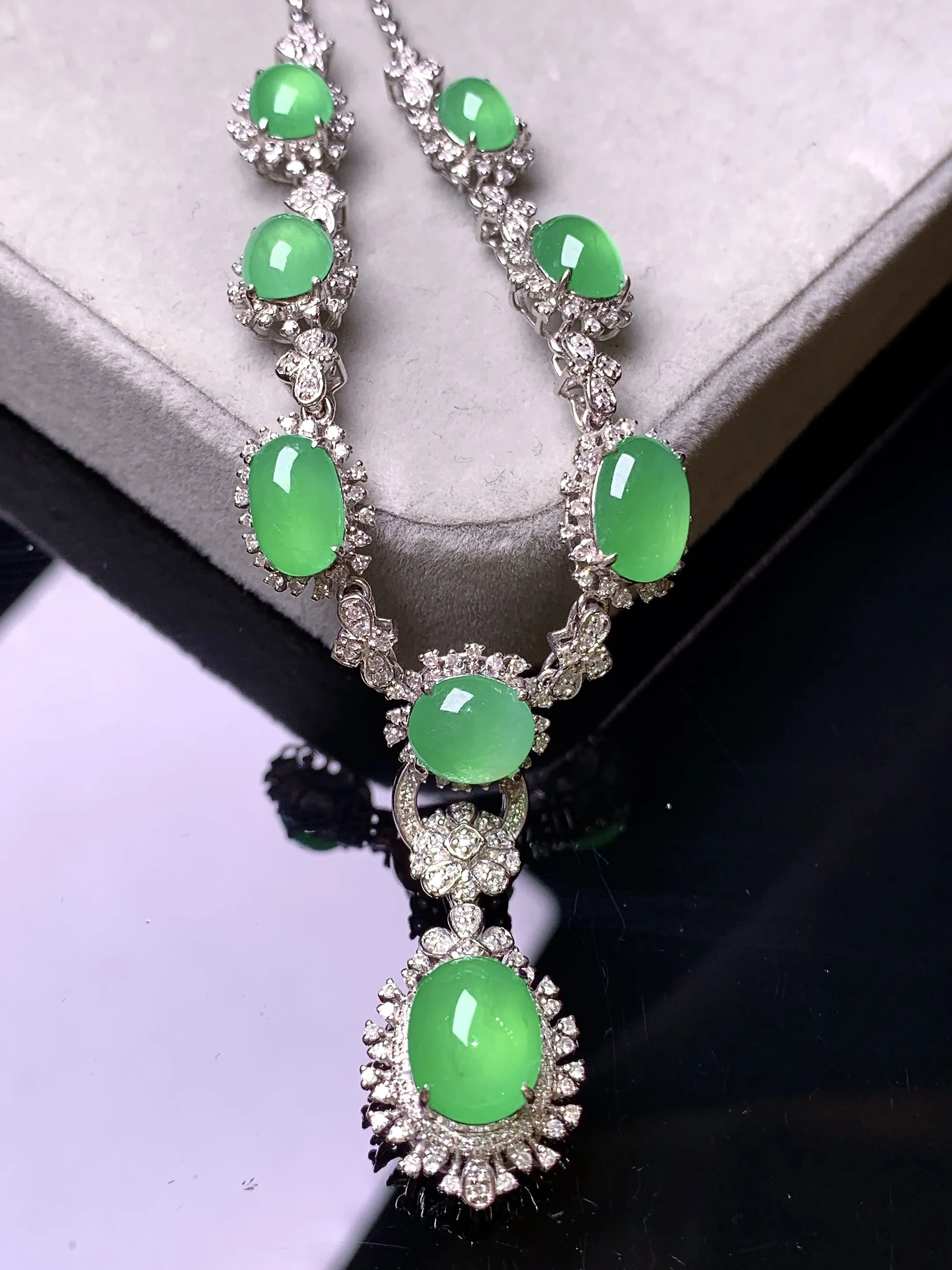 18k金钻镶嵌多用满绿蛋面项链吊坠 玉质细腻 色泽艳丽清新 整体尺寸23.3*12*9.3