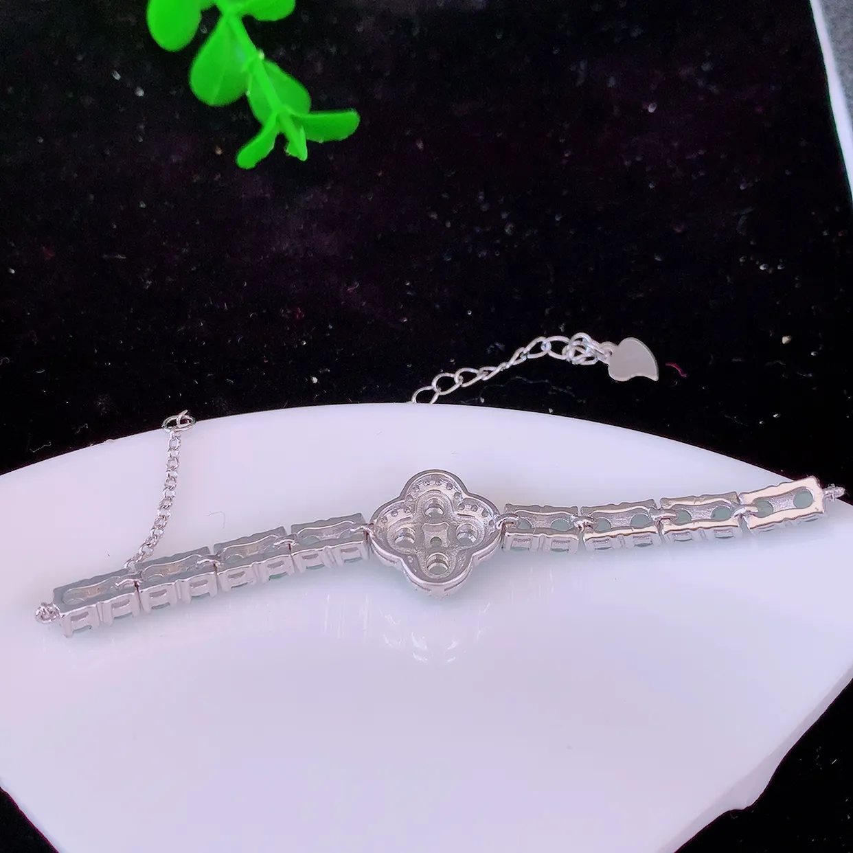 冰透满绿翡翠925银镶嵌手链，自然光实拍，翠色灵动，颜色漂亮，种老水足，品相佳，佩戴佳品！#97.7取一整体12.5*12.5*5.8裸石3.6*3.6