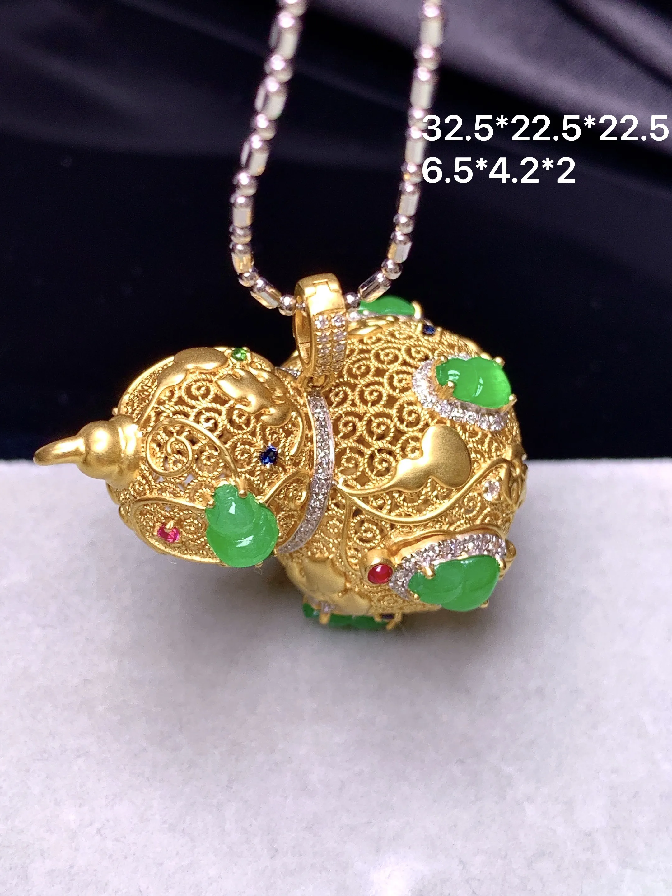 18k金钻镶嵌满绿葫芦吊坠 玉质细腻 色泽艳丽清新 整体尺寸32.5*22.5*22.5