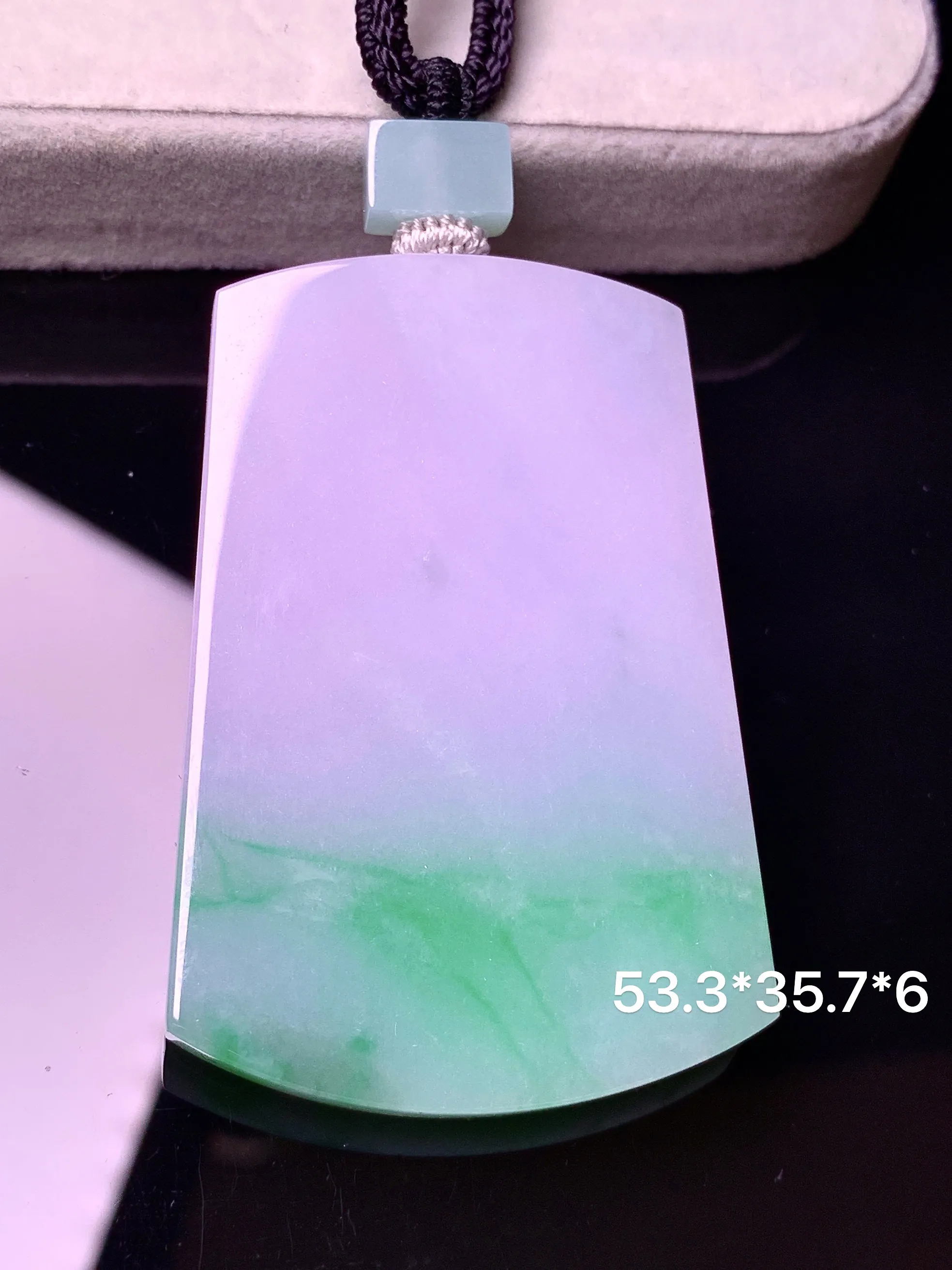 淡紫罗兰飘绿无事牌吊坠 玉质细腻 色泽艳丽清新 整体尺寸53.3*35.7*6