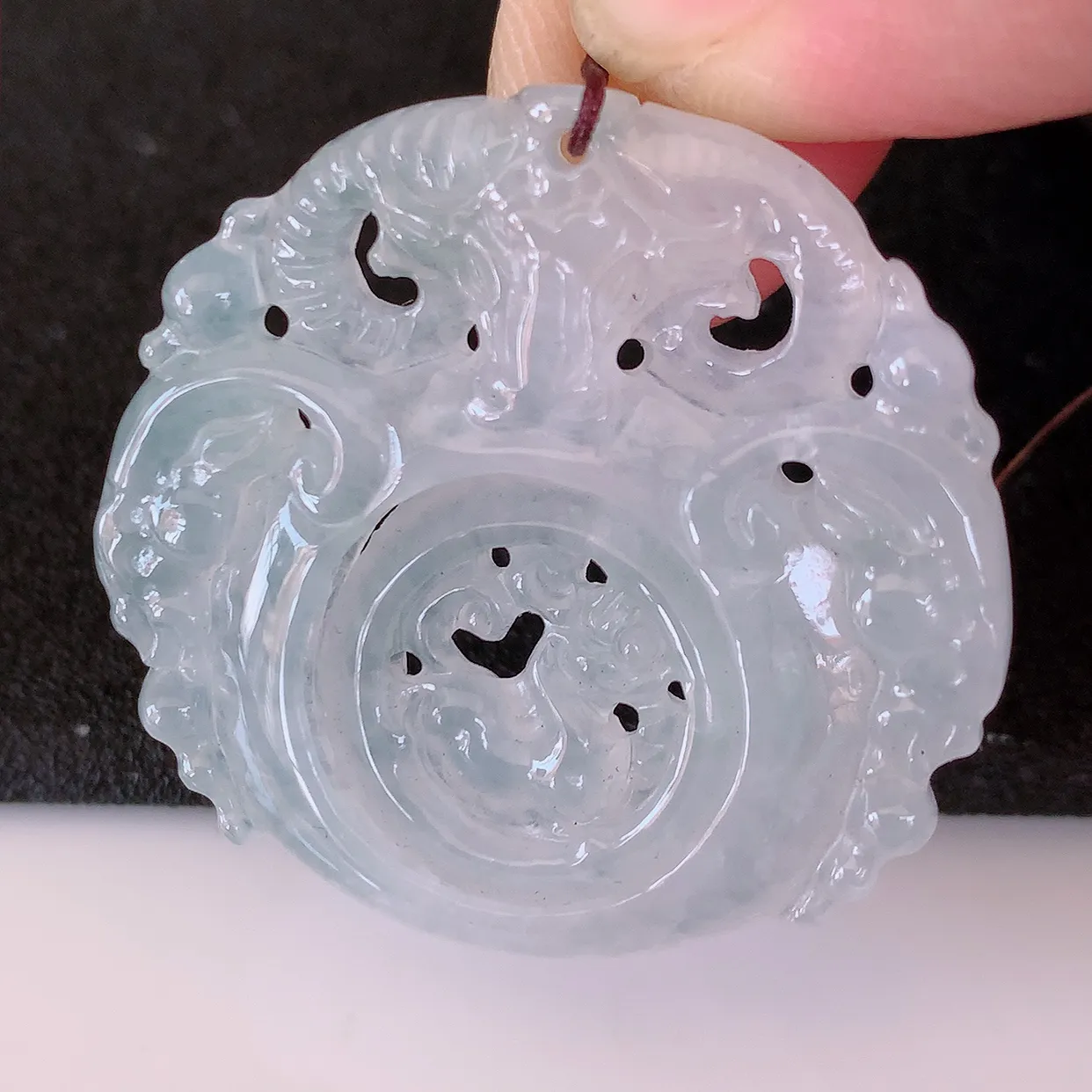 自然光实拍，冰种翡翠生肖三羊开泰吊坠，质地细腻，温润顺滑，造型清新雅致。造型逼真生动，整器布局合理，