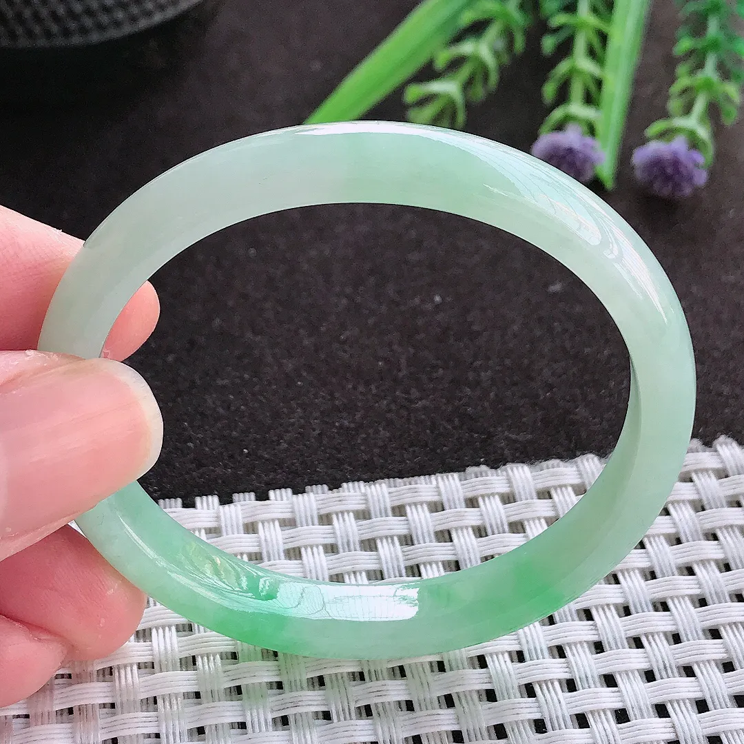 实拍翡翠A货49.5/45.8/8.2/5.8小圈口老坑冰胶飘阳绿贵妃手镯翡翠玉镯女款百搭