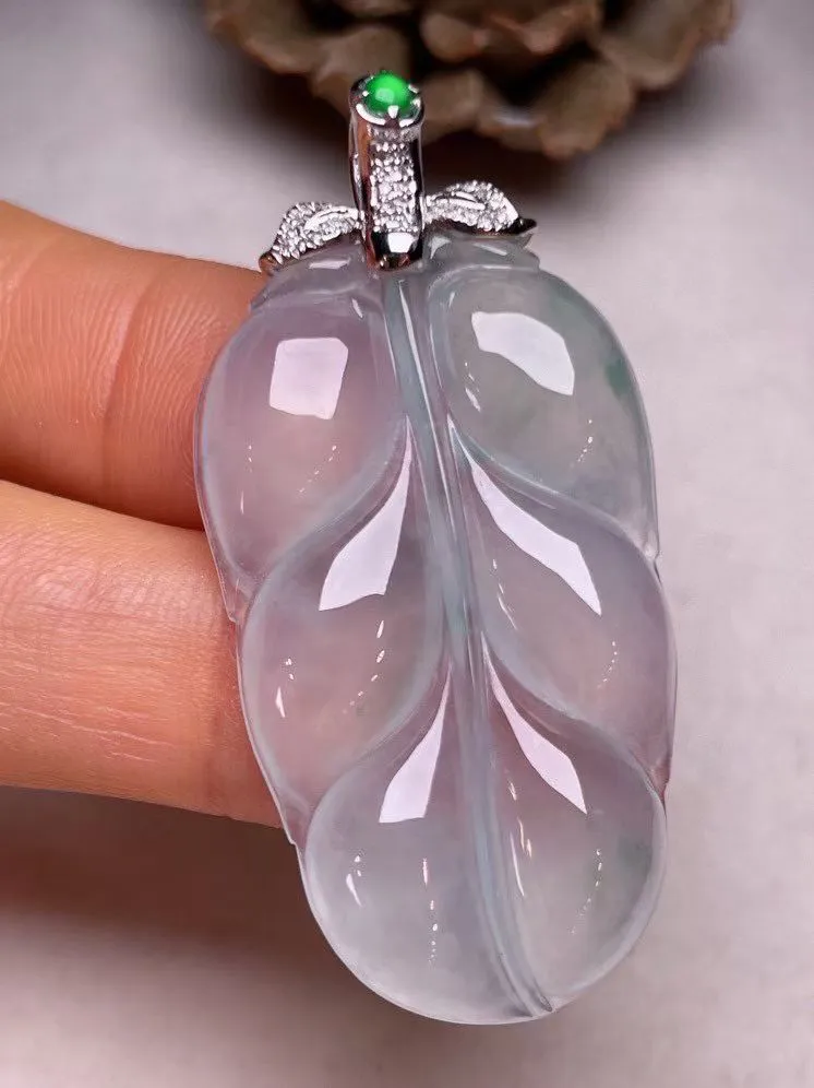 冰种飘花叶子吊坠、真金真钻镶嵌，种水好，玉质细腻 .裸石尺寸 39.2*23.2*