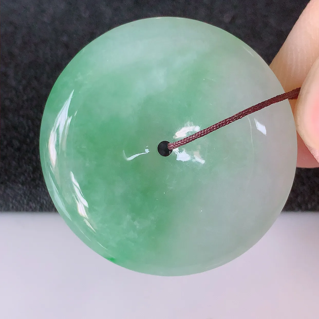 自然光实拍，水润飘绿翡翠平安扣吊坠，翠色灵动，玉质细腻，颜色漂亮，品相佳，佩戴佳品！#57.7