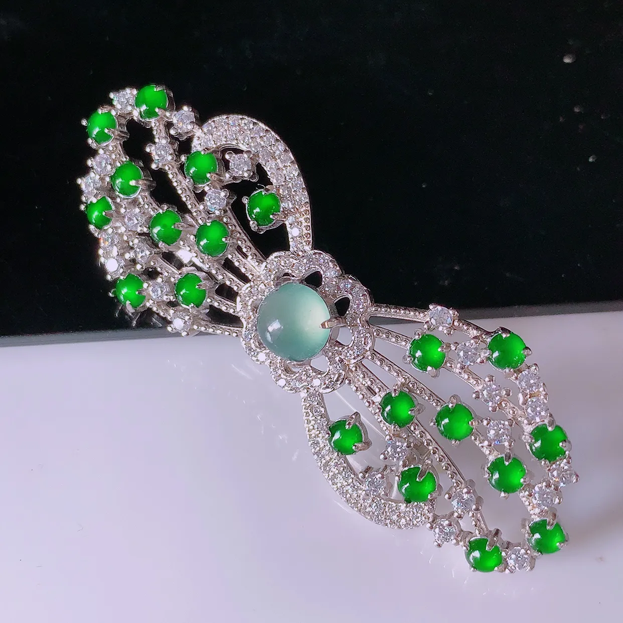 冰透满绿翡翠925银镶嵌胸针，自然光实拍，翠色灵动，颜色漂亮，种老水足，品相佳，佩戴佳品！#97.1
