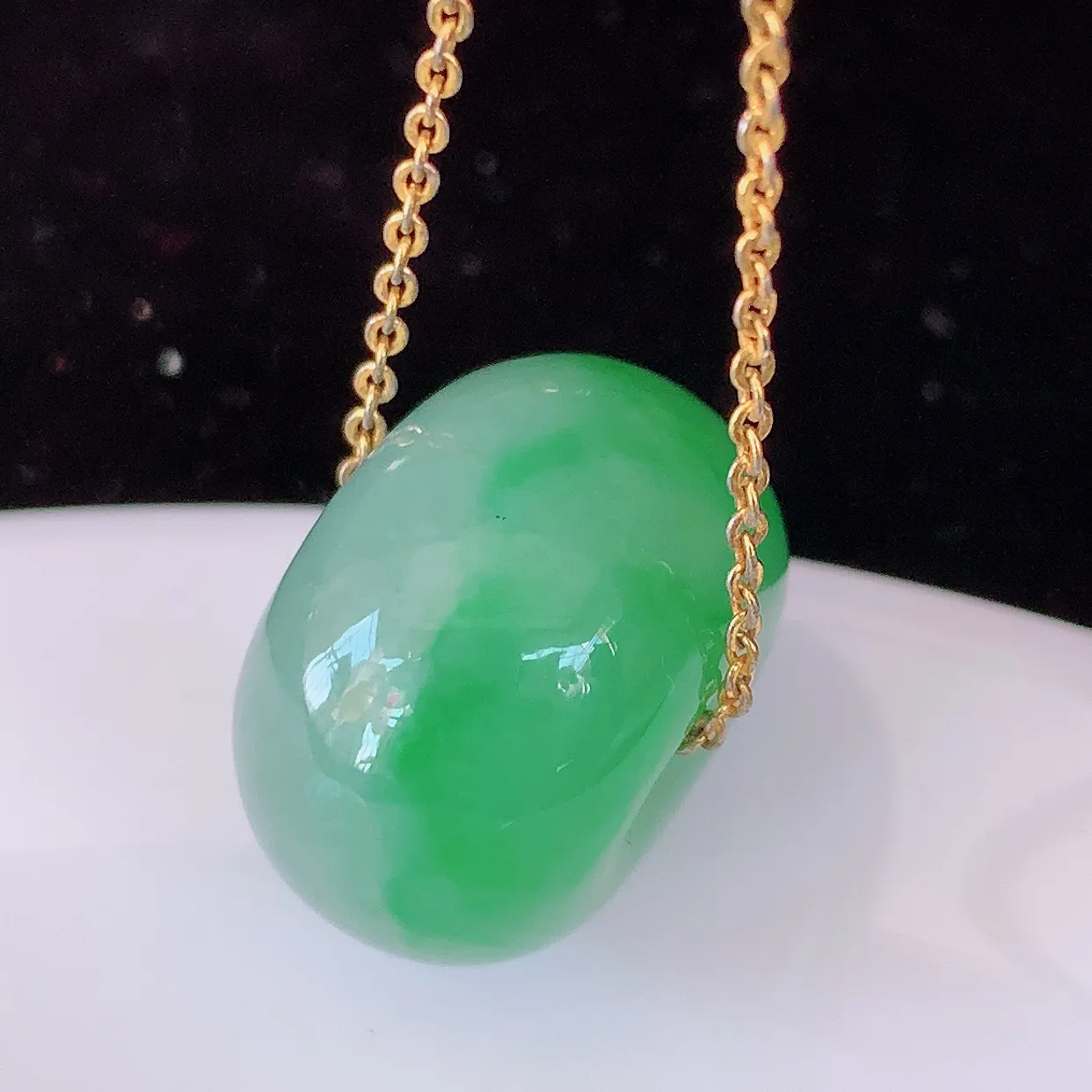 自然光实拍，冰润飘绿翡翠路路通吊坠，寓意好运连连，路路畅通，经典款式，财运滚滚，路路通，佩戴效果更好！配图银链子#05.7