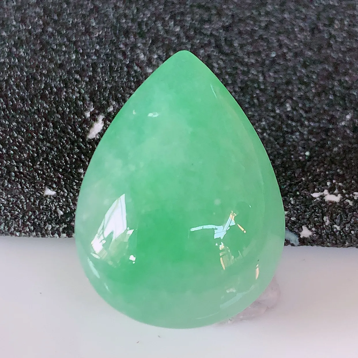 自然光实拍，冰满绿翡翠水滴戒面，蛋面，翠色灵动，玉质细腻，颜色漂亮，品相佳，镶嵌更靓，佩戴佳品！#94.7