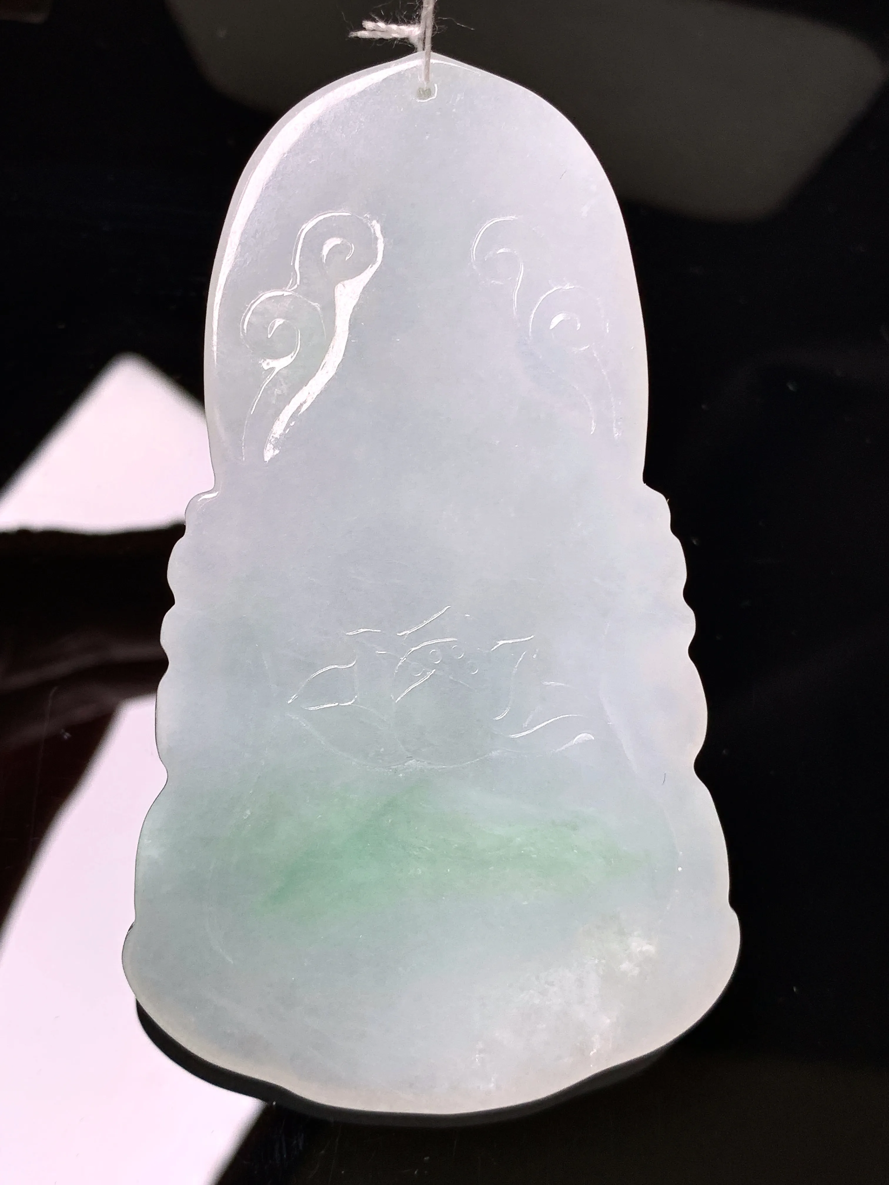 飘绿观音菩萨吊坠 玉质细腻 色泽艳丽清新 整体尺寸70.8*41.7*5.6