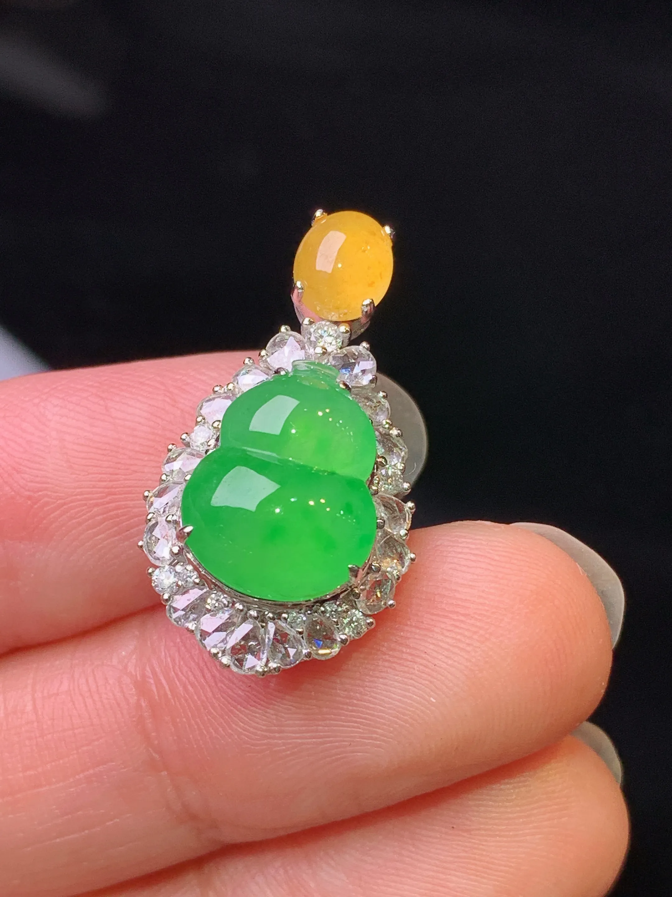 18k金钻镶嵌满绿葫芦吊坠 玉质细腻 色泽艳丽清新 整体尺寸25.2*14.2*9.8