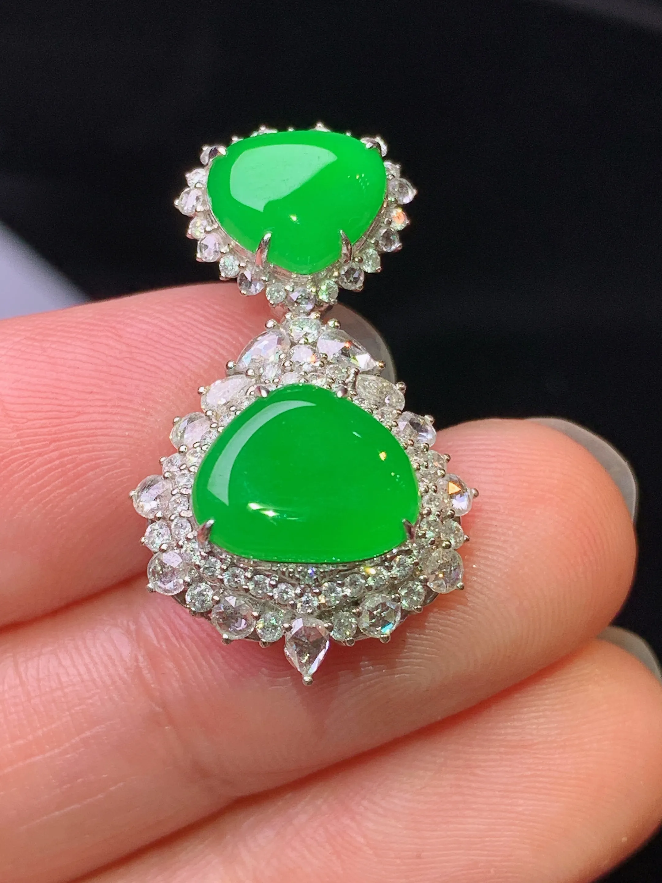 18k金钻镶嵌满绿心形吊坠 玉质细腻 色泽艳丽清新 整体尺寸27.5*16.2*9.7