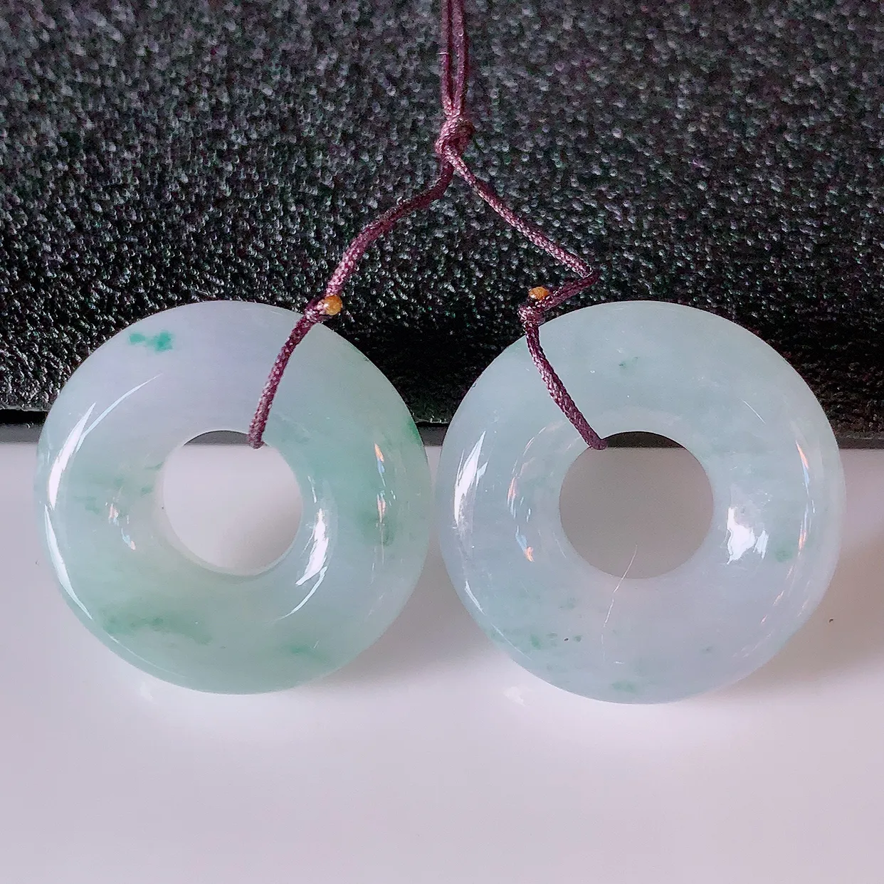 自然光实拍，冰飘花翡翠一对平安扣吊坠，翠色灵动，玉质细腻，颜色漂亮，品相佳，佩戴佳品！49.10