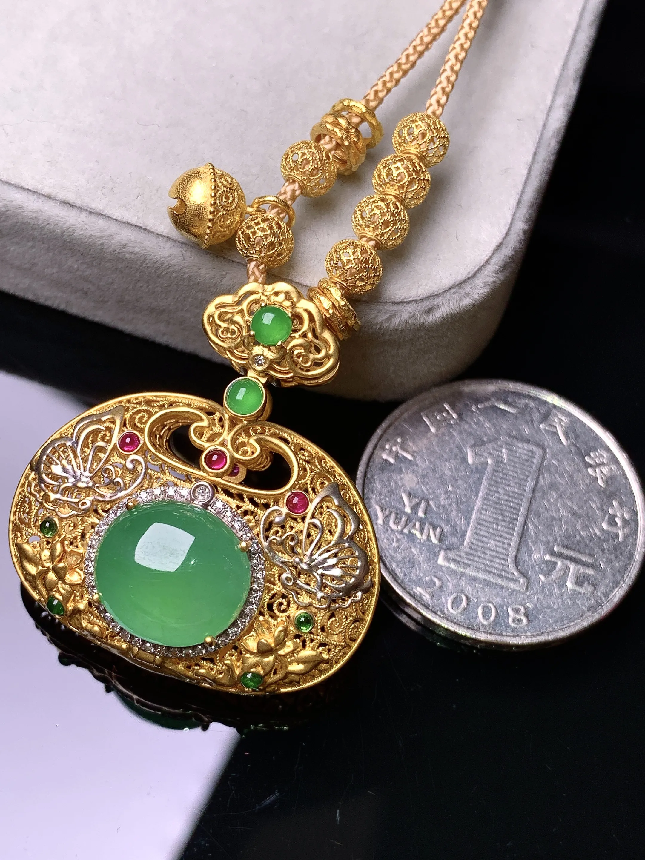 18k金钻镶嵌满绿蛋面吊坠 玉质细腻 色泽艳丽清新 整体尺寸31.5*29.5*14.2