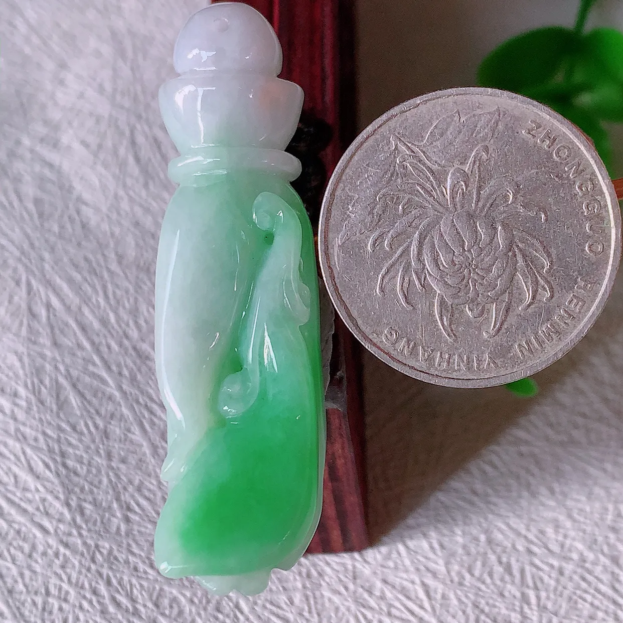 自然光实拍，冰润飘绿翡翠掌上明珠吊坠，翠色灵动，佩戴效果时尚出众，尽显气质，玉质细腻，美感十足。#46.10