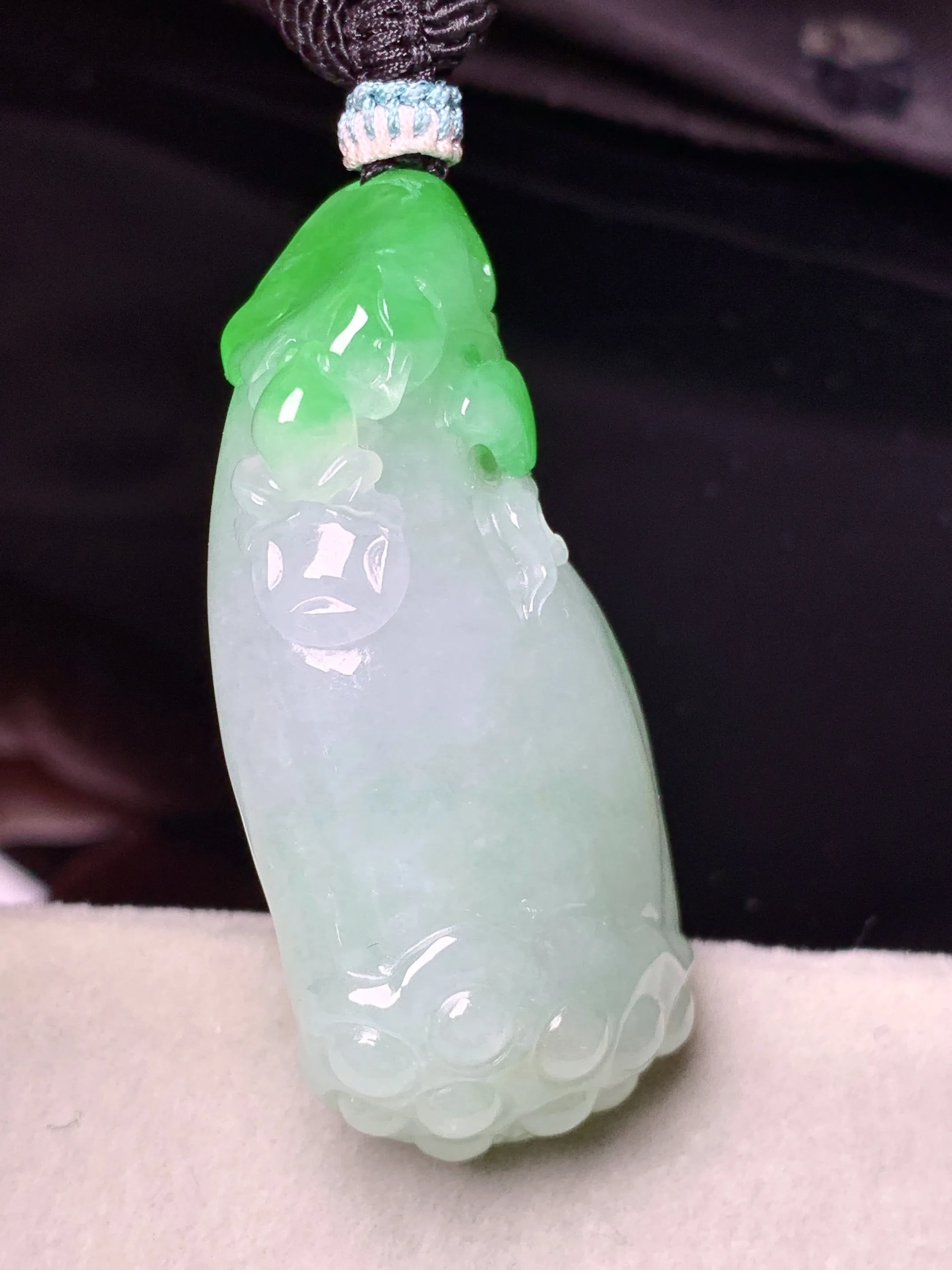 飘绿莲蓬吊坠 玉质细腻 色泽艳丽清新 整体尺寸45.5*22.2*9.7