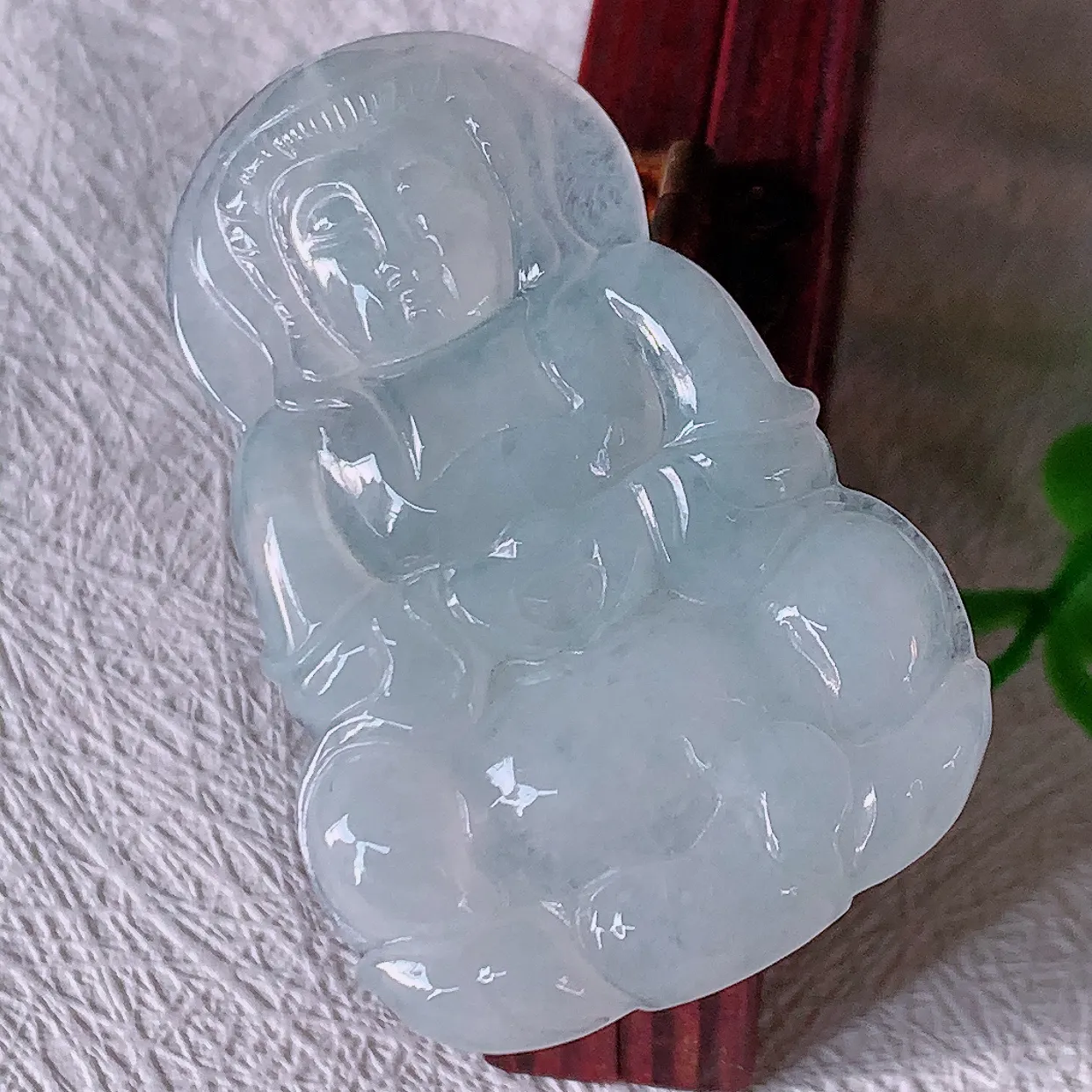 自然光实拍，冰种翡翠观音菩萨吊坠，赐福观音，玉润通透，慈祥端庄！#47.10