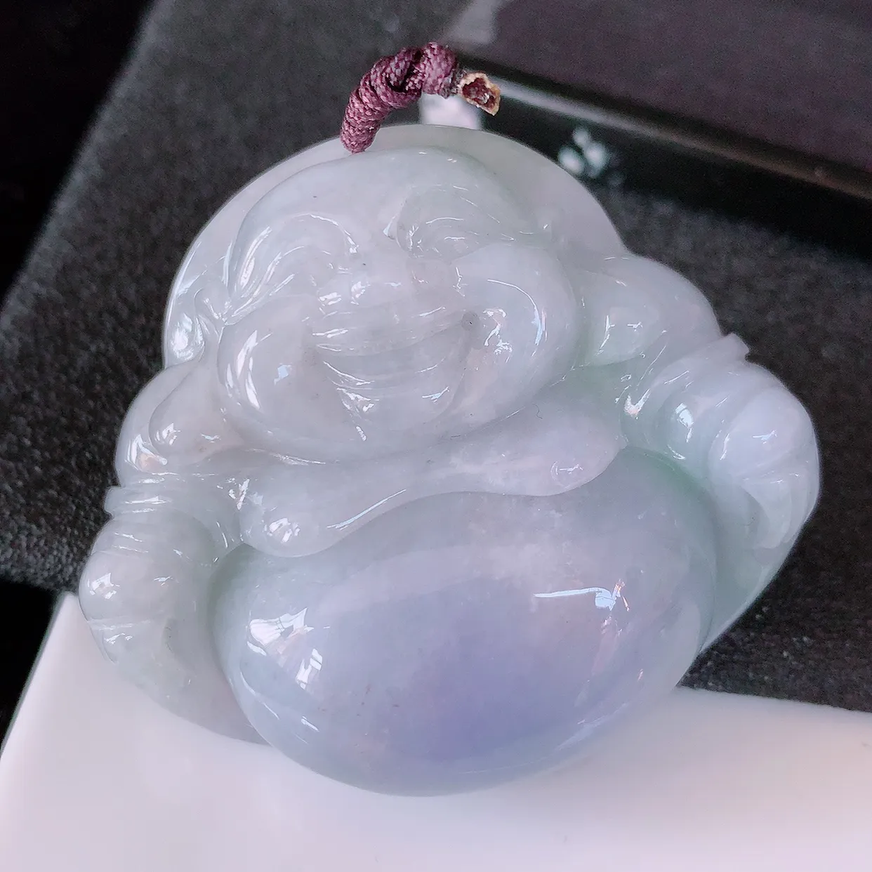 自然光实拍，大件厚装冰润紫罗兰翡翠佛公吊坠，开心笑佛，种老水足，颜色漂亮，立体饱满圆润，佩戴效果赞#41.7