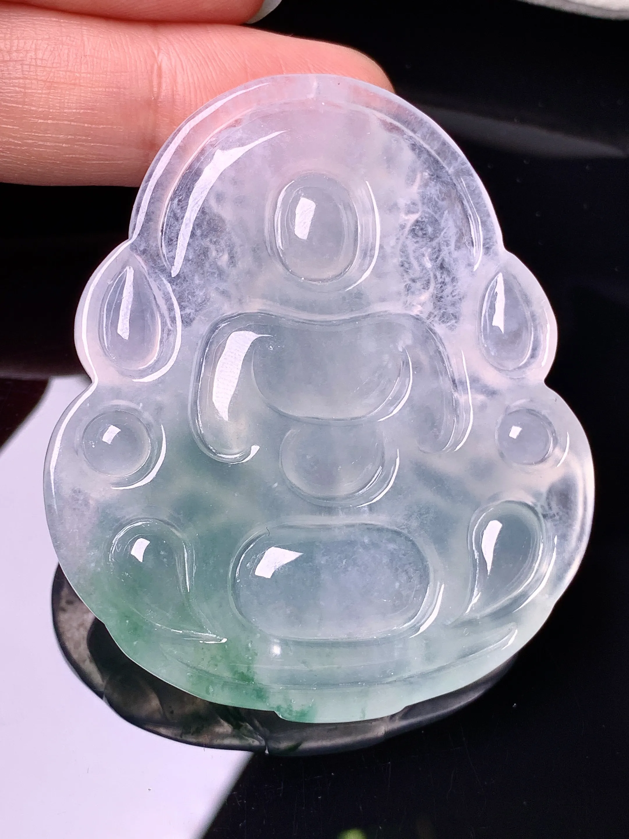 冰种飘绿观音菩萨吊坠 玉质细腻 色泽艳丽清新 整体尺寸54*46.7*6.8