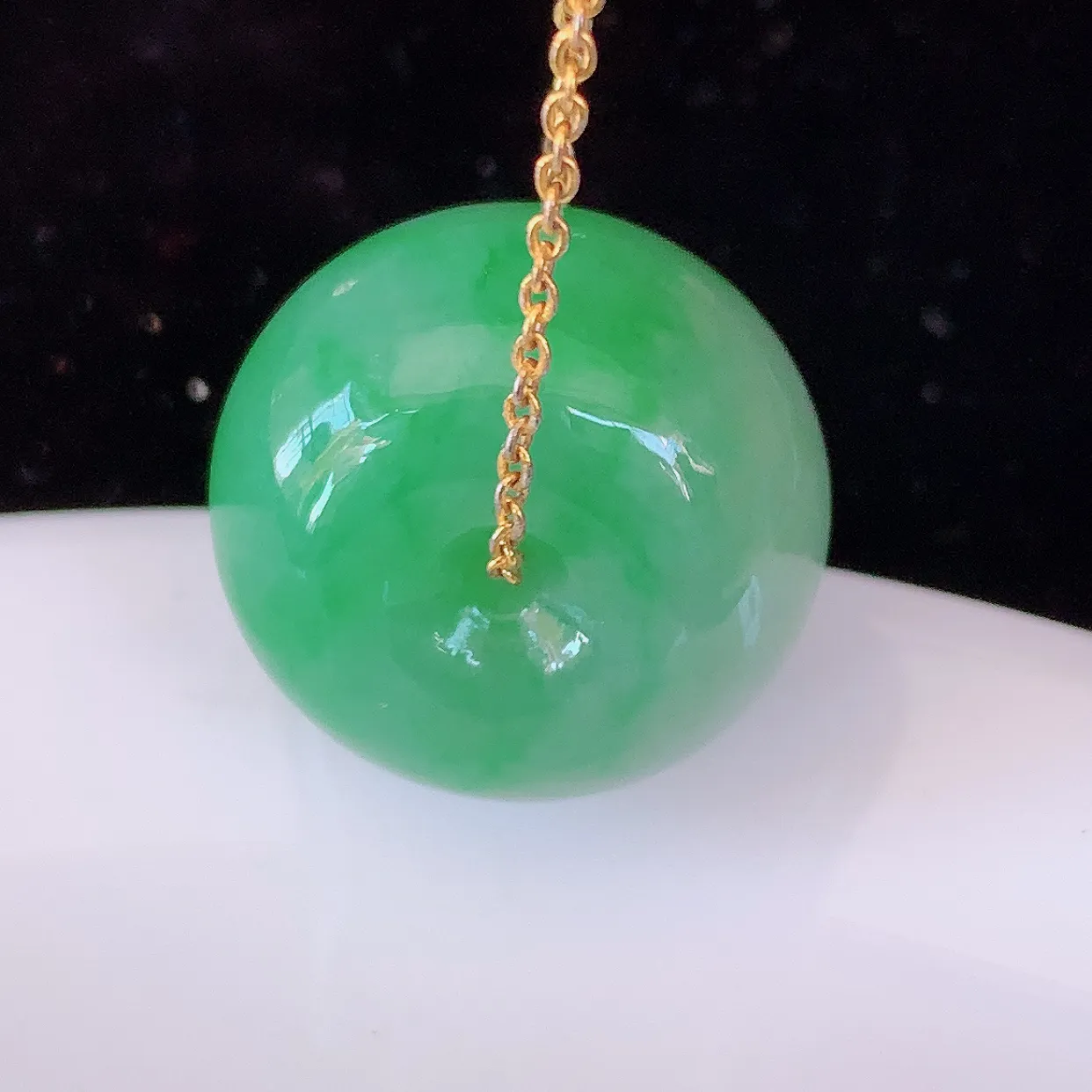 自然光实拍，冰润飘绿翡翠路路通吊坠，寓意好运连连，路路畅通，经典款式，财运滚滚，路路通，佩戴效果更好