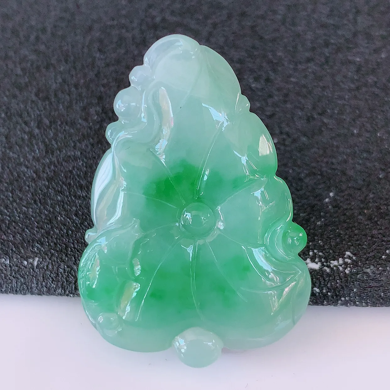 自然光实拍，冰飘绿翡翠荷叶鱼、和和美美 玉坠，财源广进，自然隐逸、荷本是素不着尘之物，有和美之寓意。#05.7