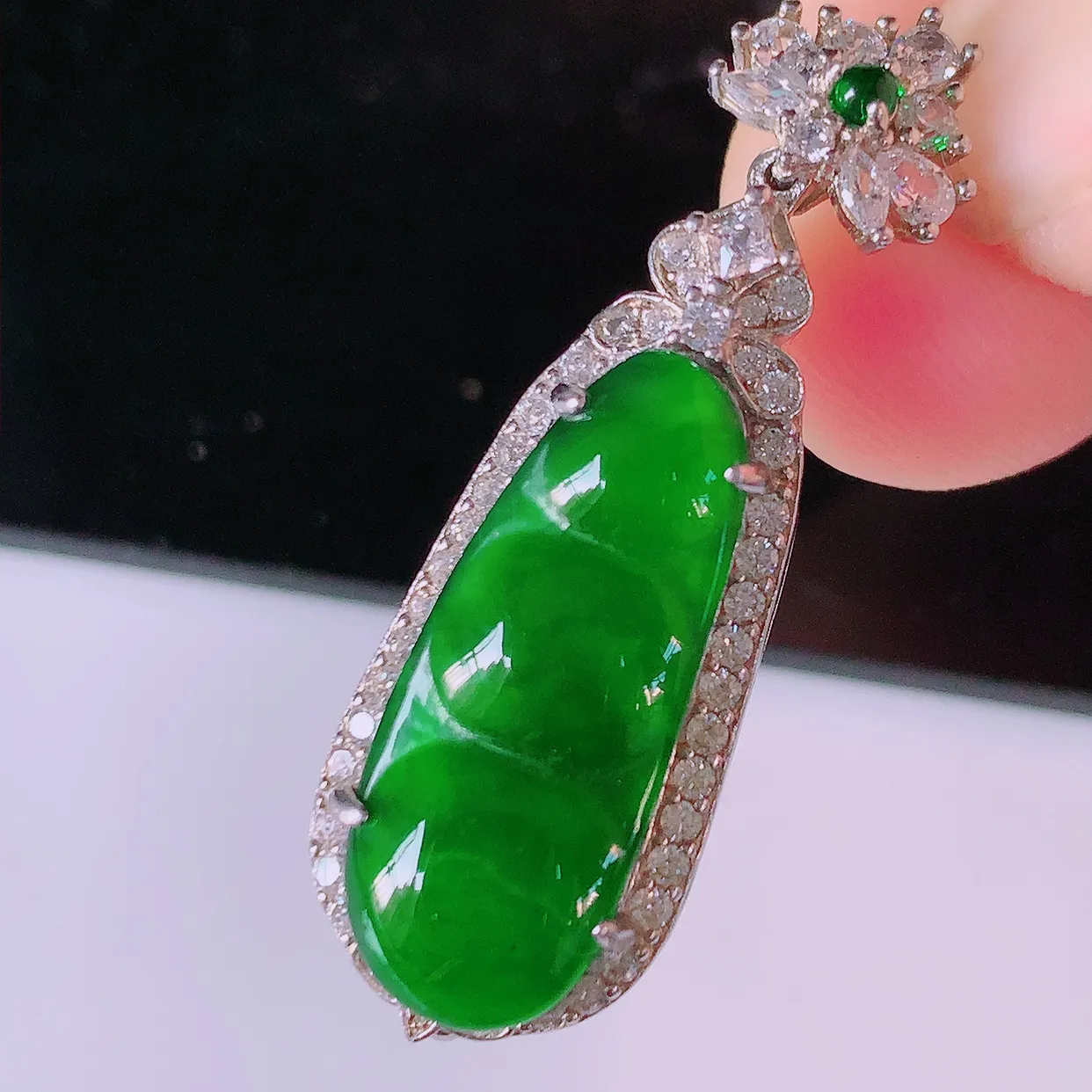 冰透满绿翡翠925银镶嵌福豆吊坠，自然光实拍，翠色灵动，颜色漂亮，种老水足，品相佳，佩戴佳品！#97