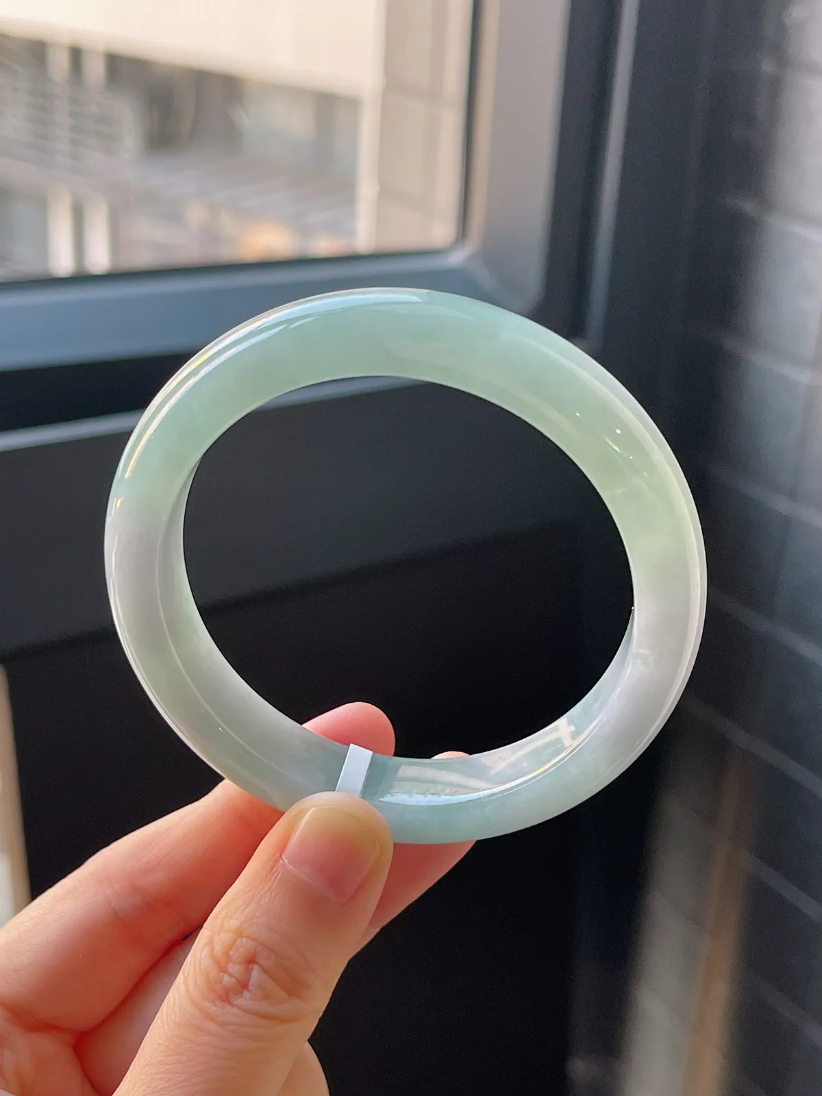 正圈55.5圈口，翡翠糯化种浅绿色手镯