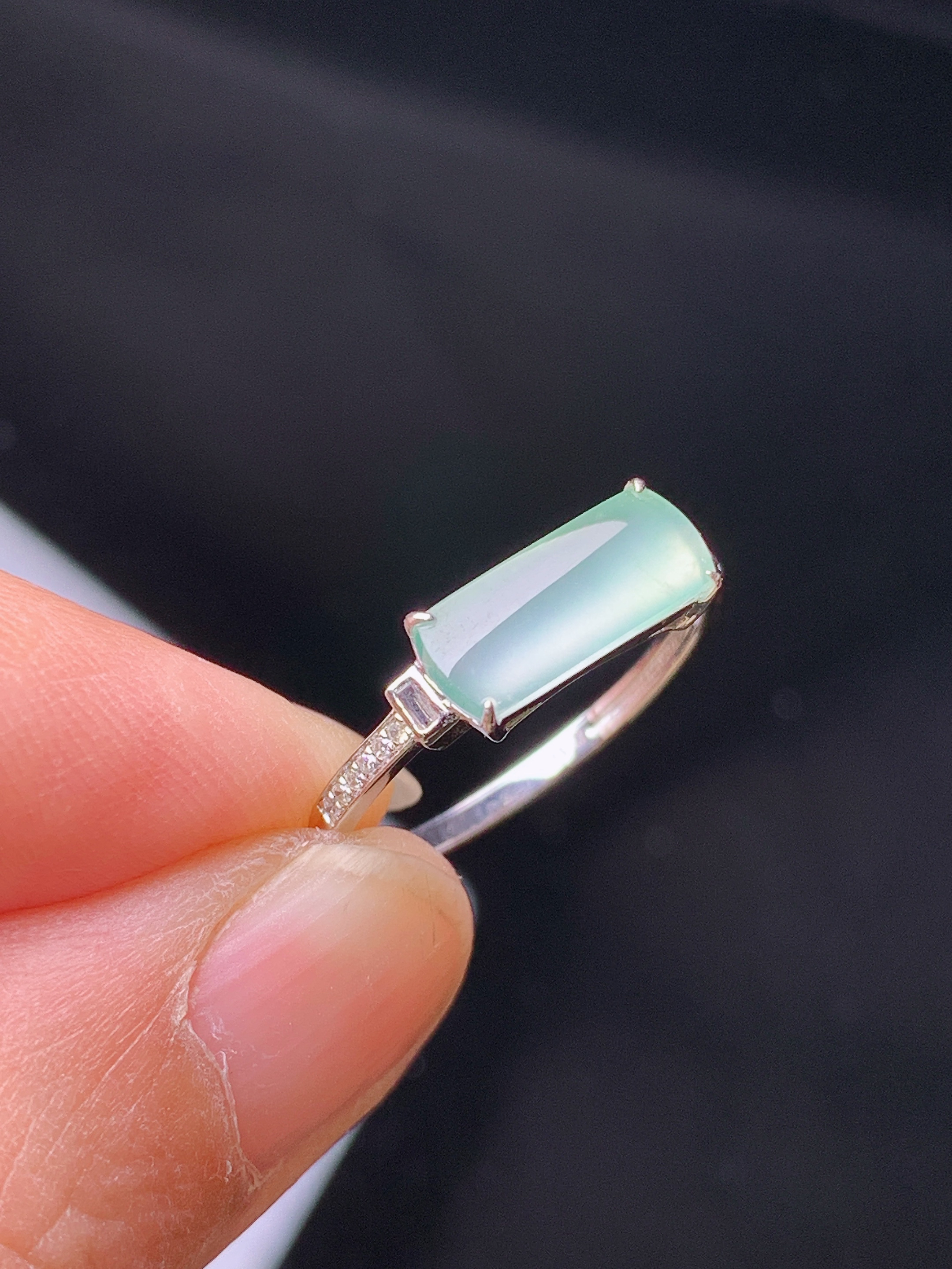 18k金钻镶嵌冰种马鞍戒指 玉质细腻 色泽艳丽清新 圈口14.5 裸石尺寸4.6*11*2