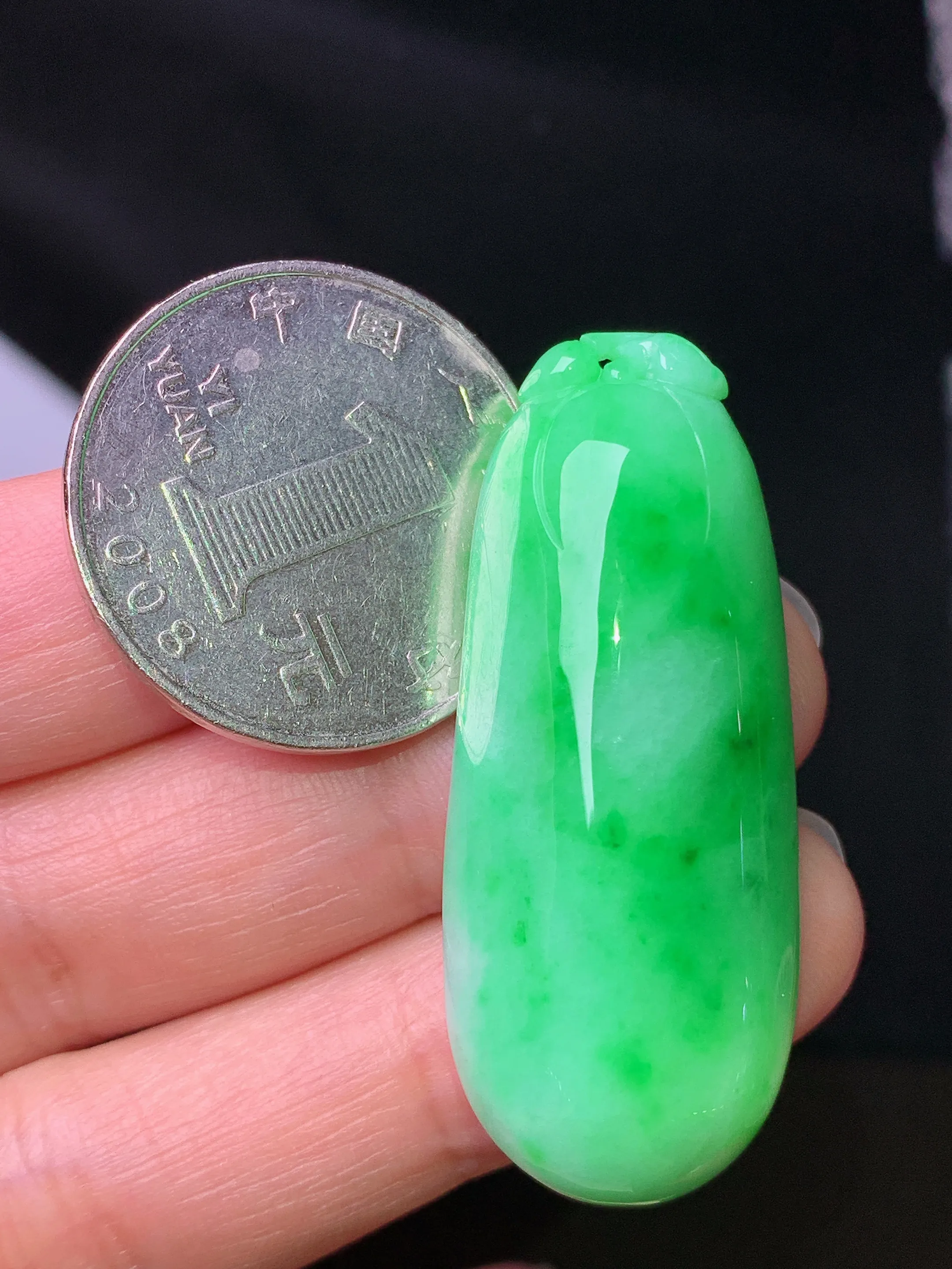 翠绿福瓜吊坠 玉质细腻 色泽艳丽清新 整体尺寸42.3*17.2*10.2