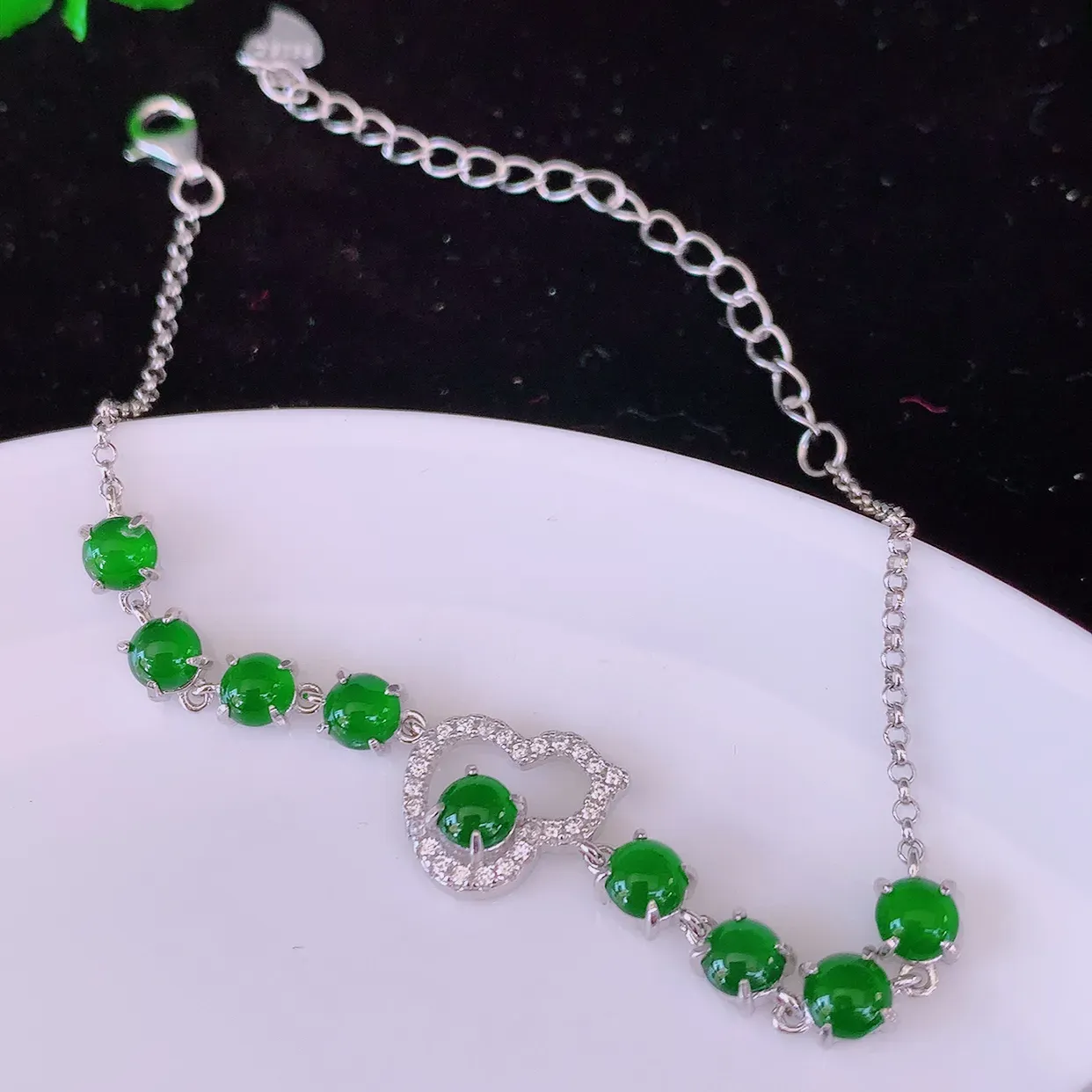 冰透满绿翡翠925银镶嵌手链，自然光实拍，翠色灵动，颜色漂亮，种老水足，品相佳，佩戴佳品！#97.7取一整体4.2*4.2*3.5裸石4*4