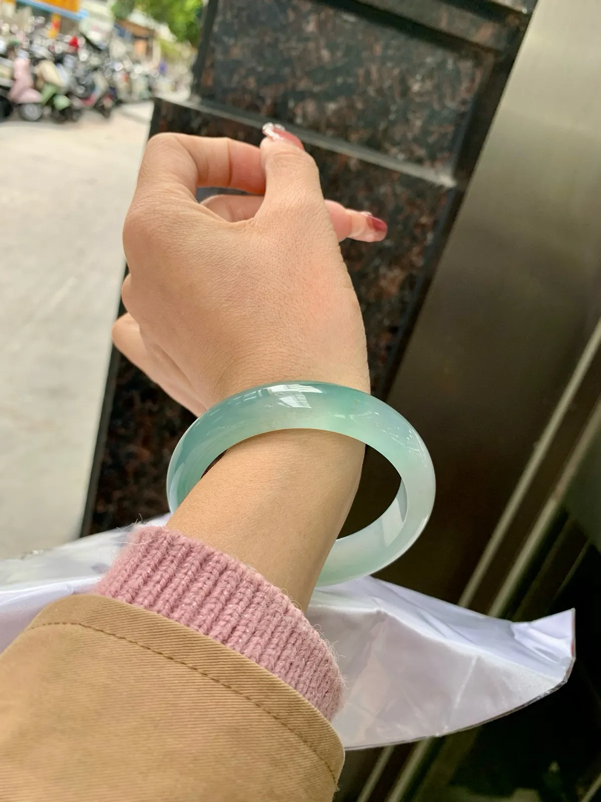 冰蓝正圈
57.3-8.3-13.8
完美，底妆冰透，千变万化的冰晴蓝底色，拥有海的颜色，却散发着星空的光芒，这是一只来自冰川蓝的清冷气质仙女镯。