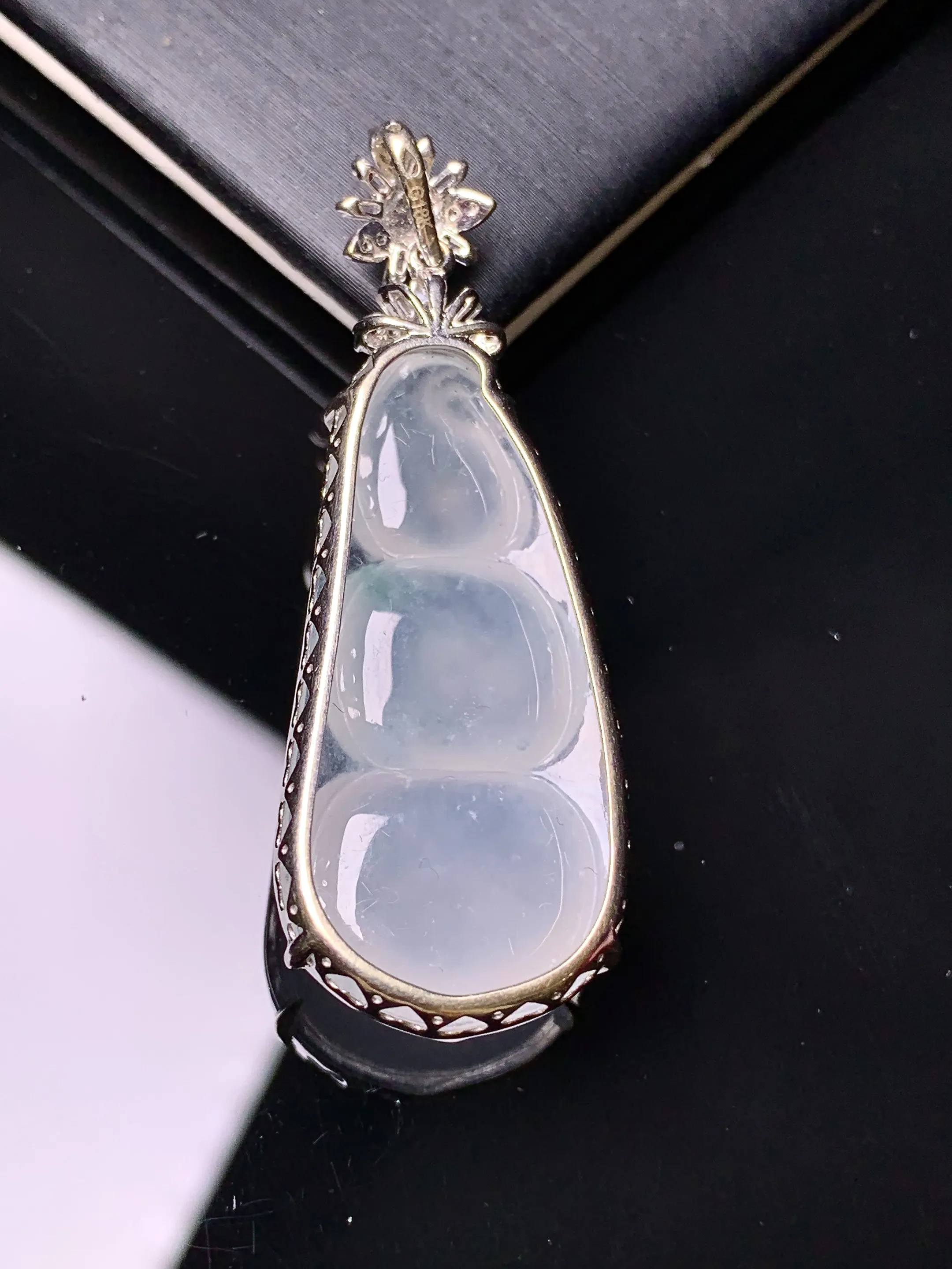 18k金钻镶嵌冰种四季豆吊坠 玉质细腻 色泽艳丽清新 整体尺寸46*16.3*8.2