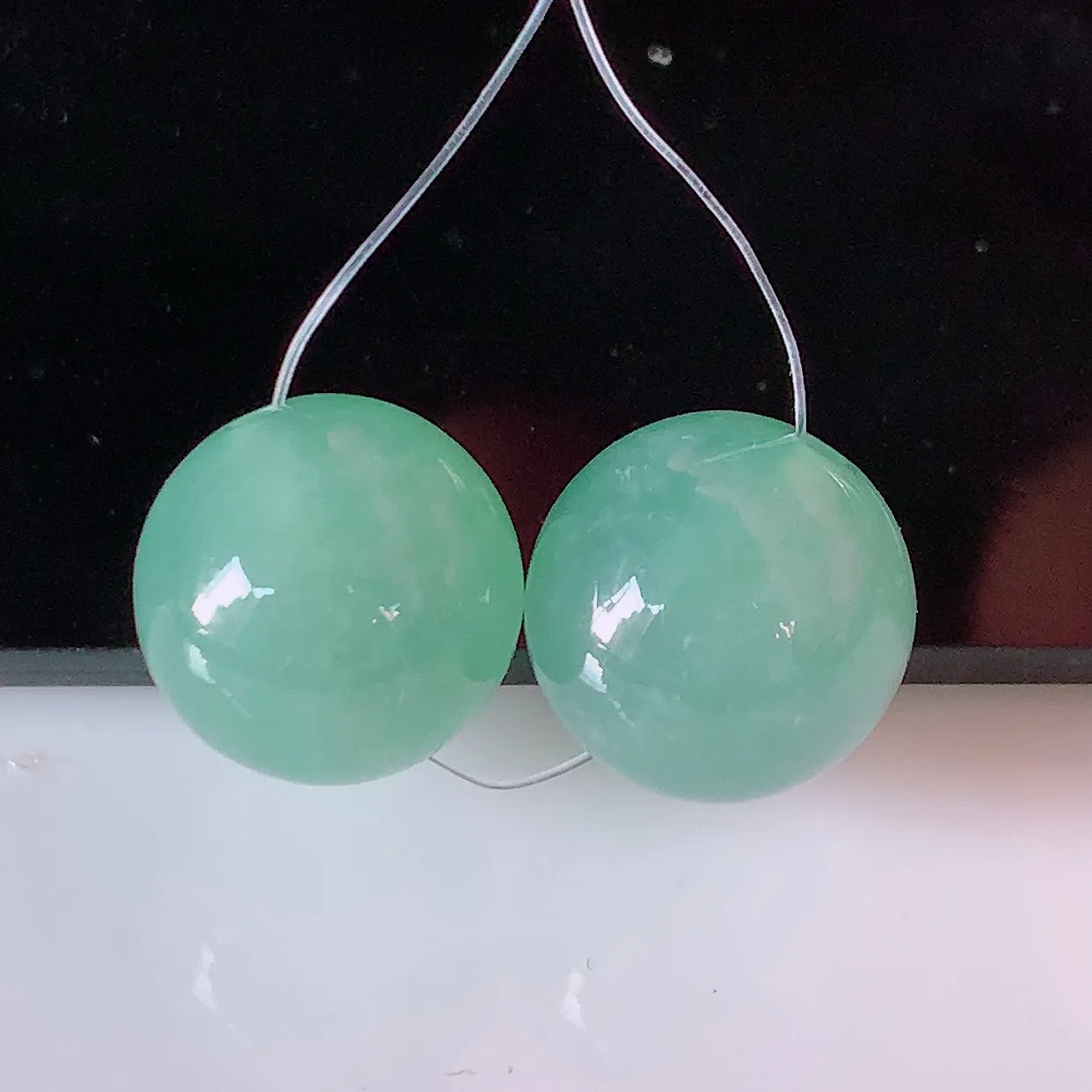 自然光实拍，冰种翡翠一对圆珠、转运珠吊坠，寓意“时来运转，财源滚滚” 寓意佳，转运珠佩戴时尚优雅！#49.10尺寸11.8